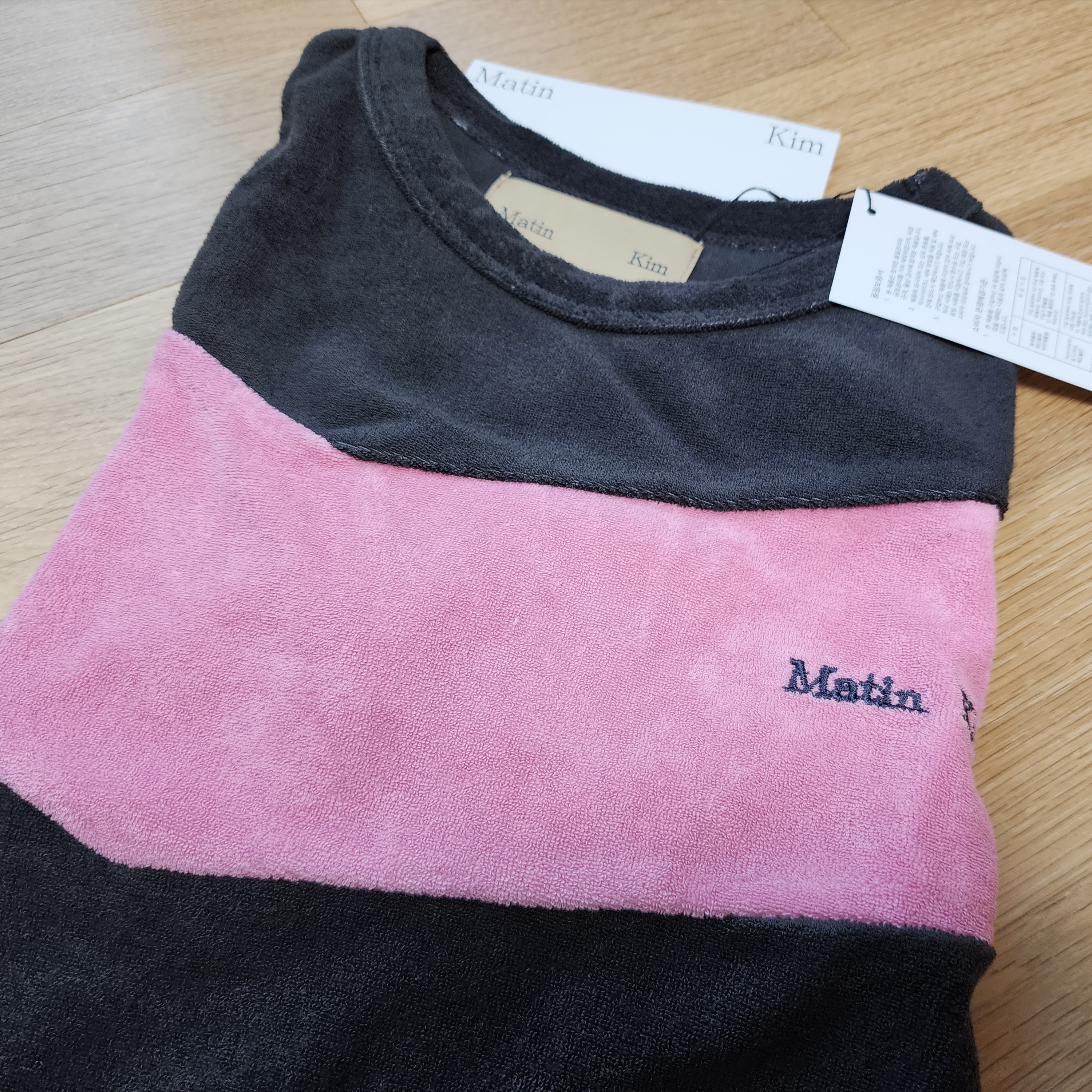 (W) Matin Kim Color Block Terry Crop Top Charcoal 착용 스타일 - 1