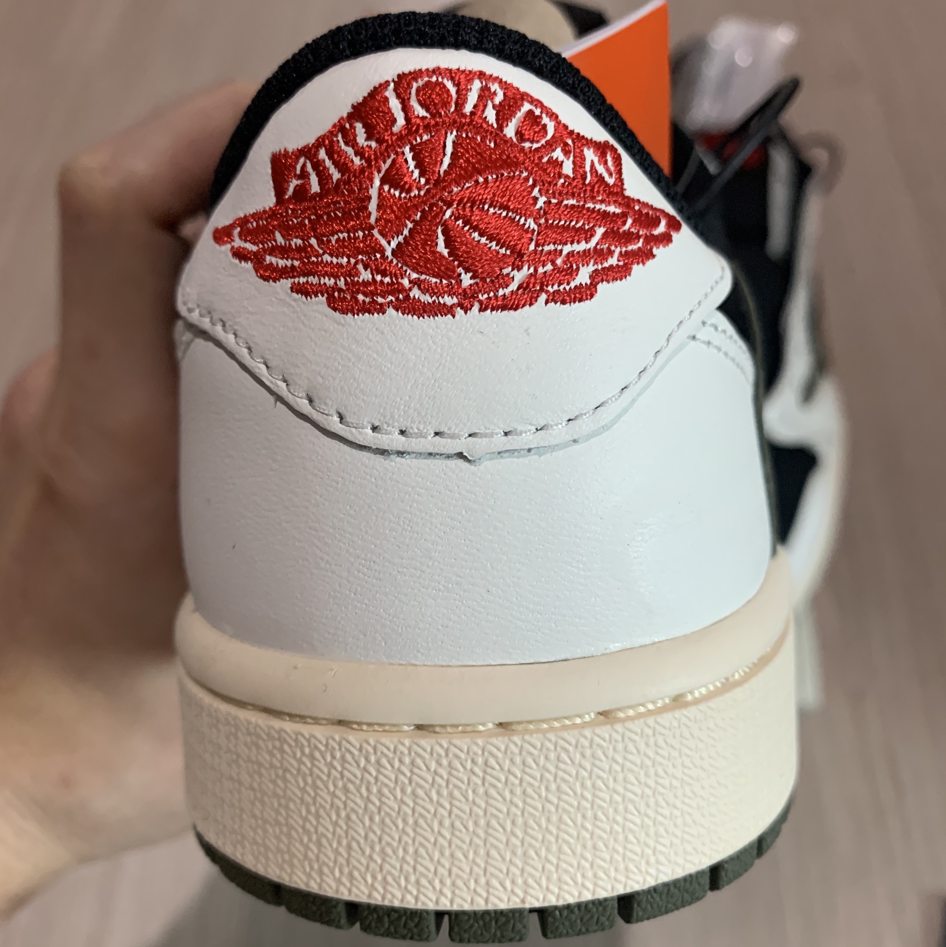 (W) Jordan 1 x Travis Scott Retro Low OG SP Medium Olive 착용 스타일 - 3