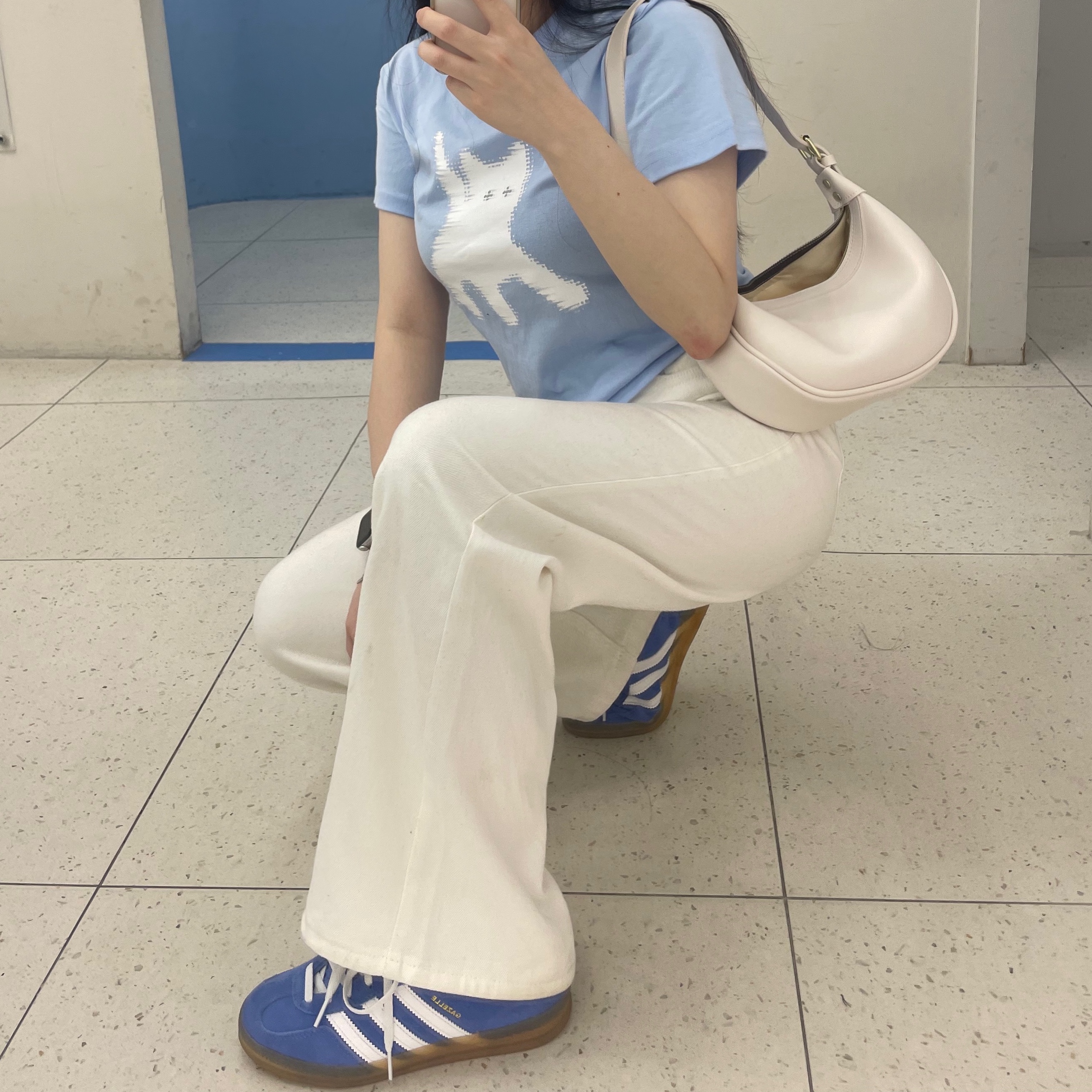 (W) Adidas Gazelle Indoor Blue Fusion Cloud White 착용 스타일