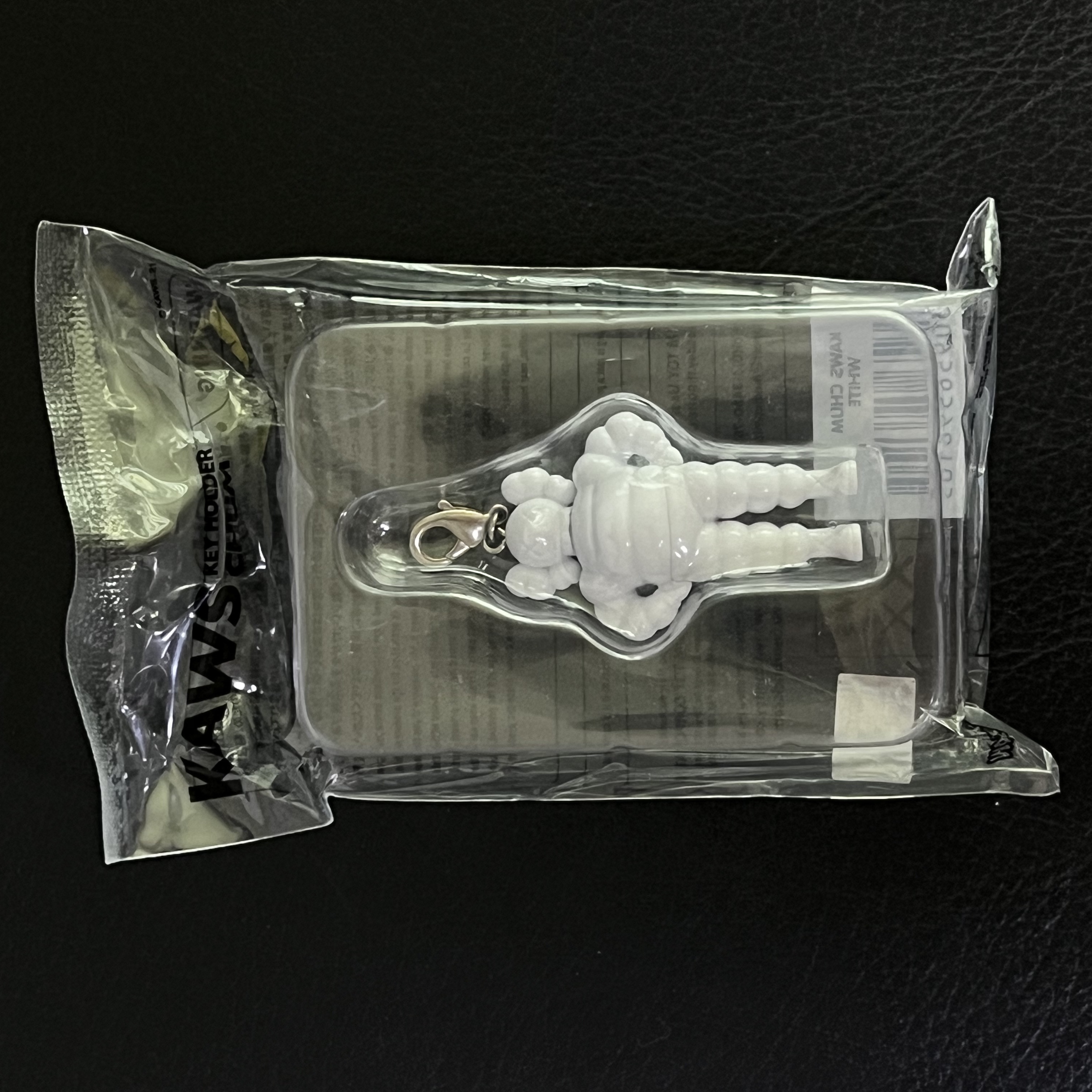 Kaws Tokyo First Chum Keychain Black, Kaws Tokyo First Chum Keychain White 착용 스타일 - 3
