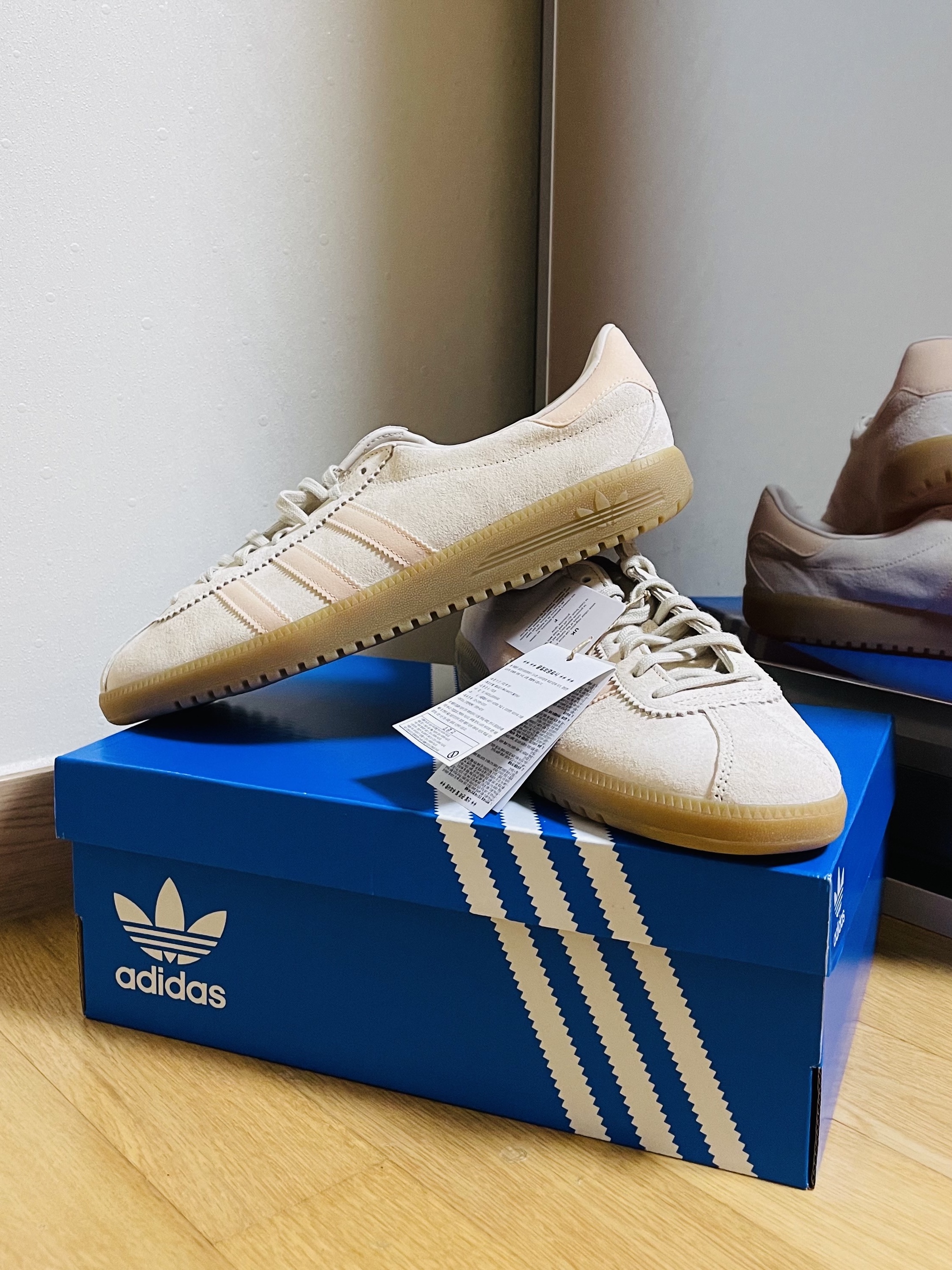 Adidas Bermuda Wonder White 착용 스타일