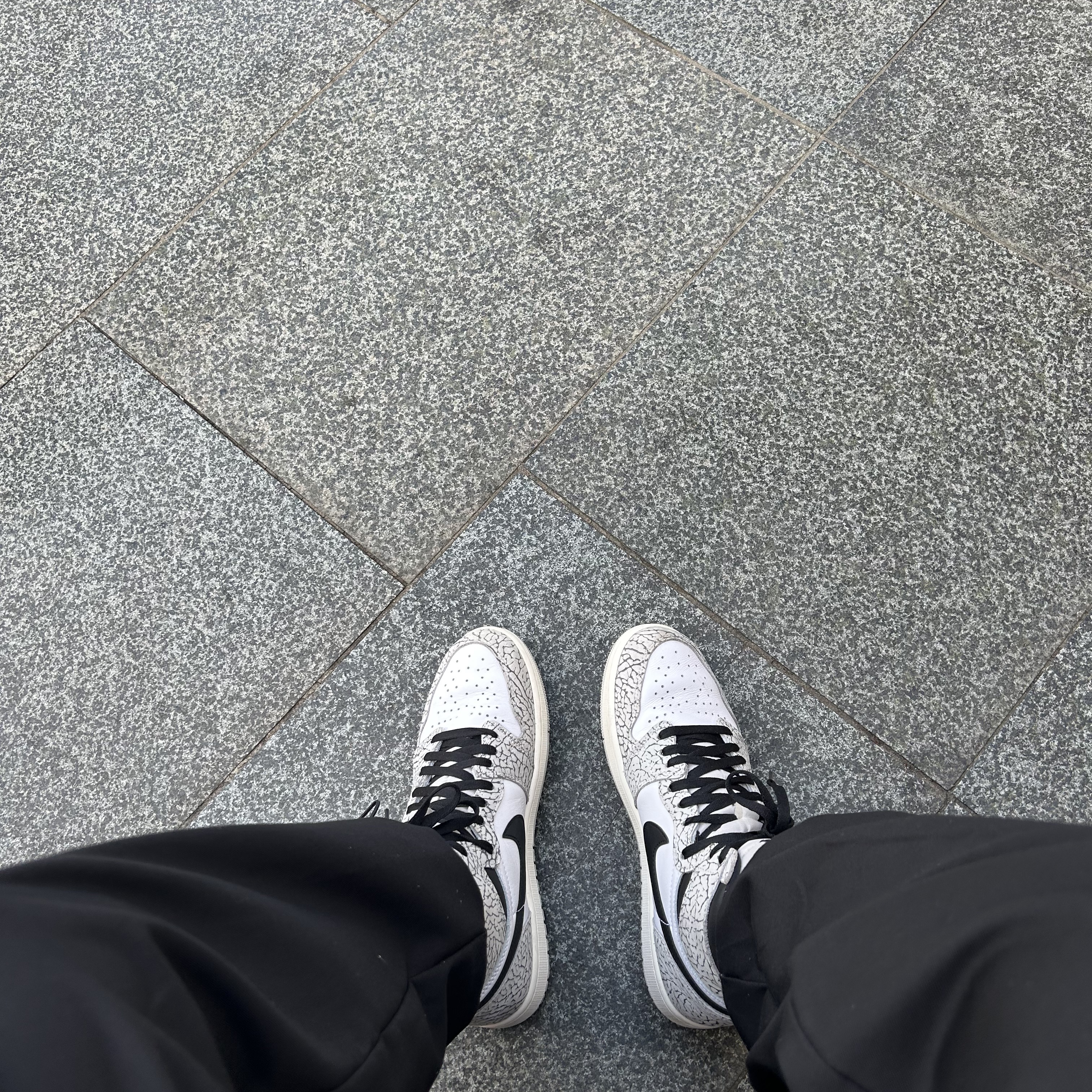 Jordan 1 Retro High OG White Cement 착용 스타일 - 2