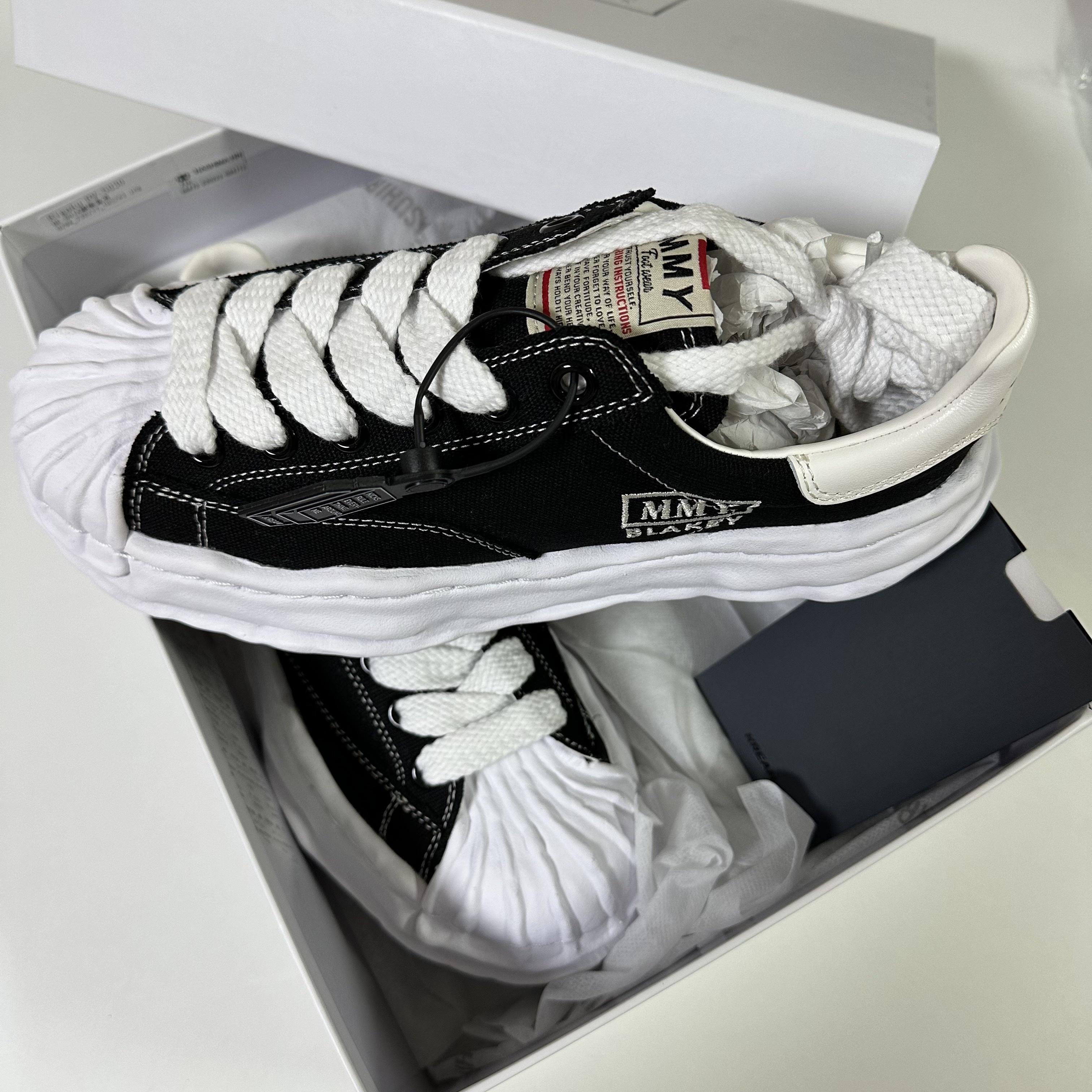 Maison Mihara Yasuhiro Blakey OG Sole Canvas Low-top Sneakers Black White 착용 스타일