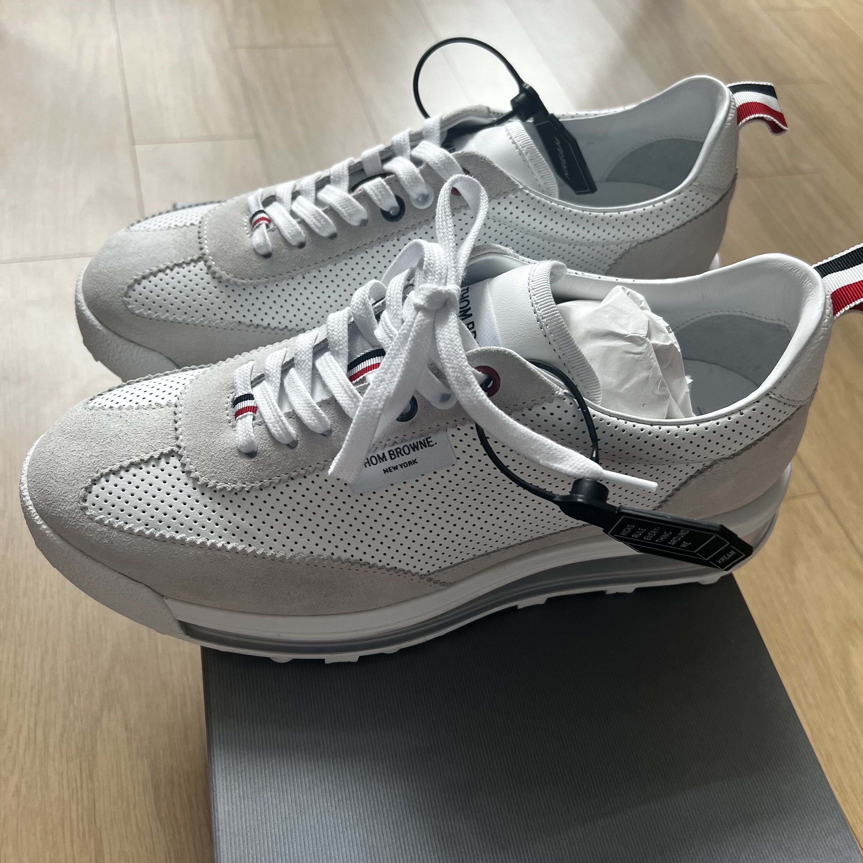 Thom Browne Vitello Calf Leather Clear Sole Tech Runner White 착용 스타일