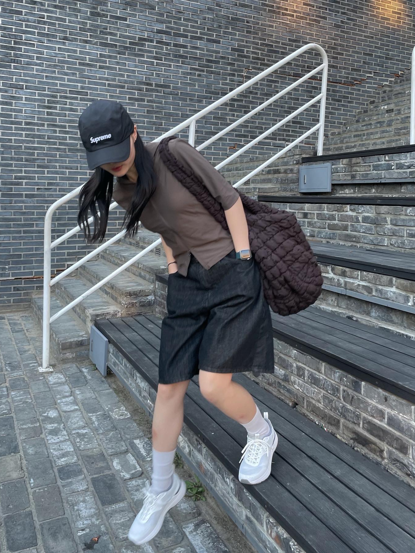 Supreme Gore-Tex Camp Cap Black - 22FW, COS Quilted Oversized Shoulder Bag Brown 착용 스타일 - 3