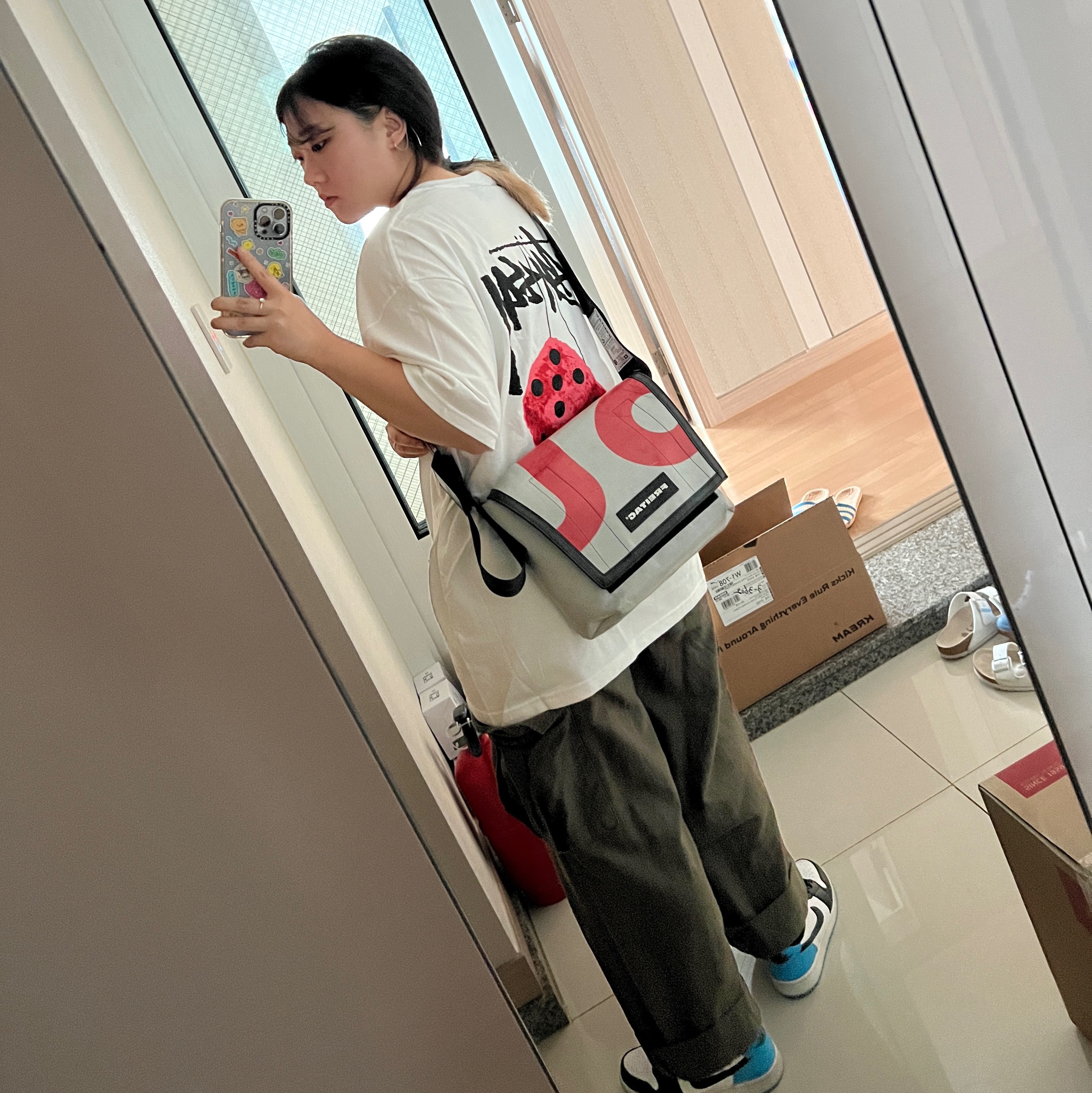 Stussy Fuzzy Dice T-Shirt White, (W) Jordan 1 Retro Low OG Black and Dark Powder Blue 착용 스타일
