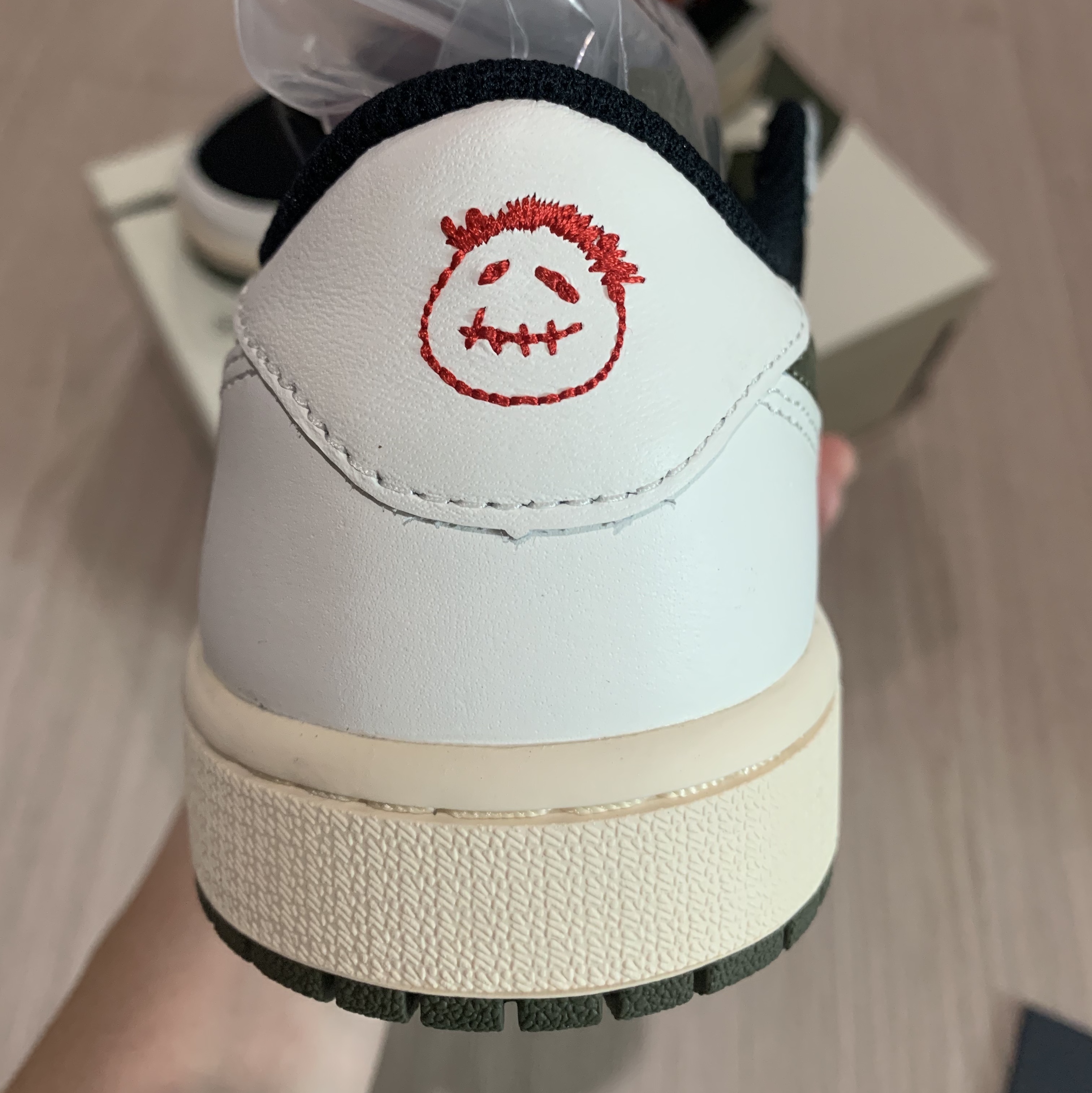(W) Jordan 1 x Travis Scott Retro Low OG SP Medium Olive 착용 스타일 - 2