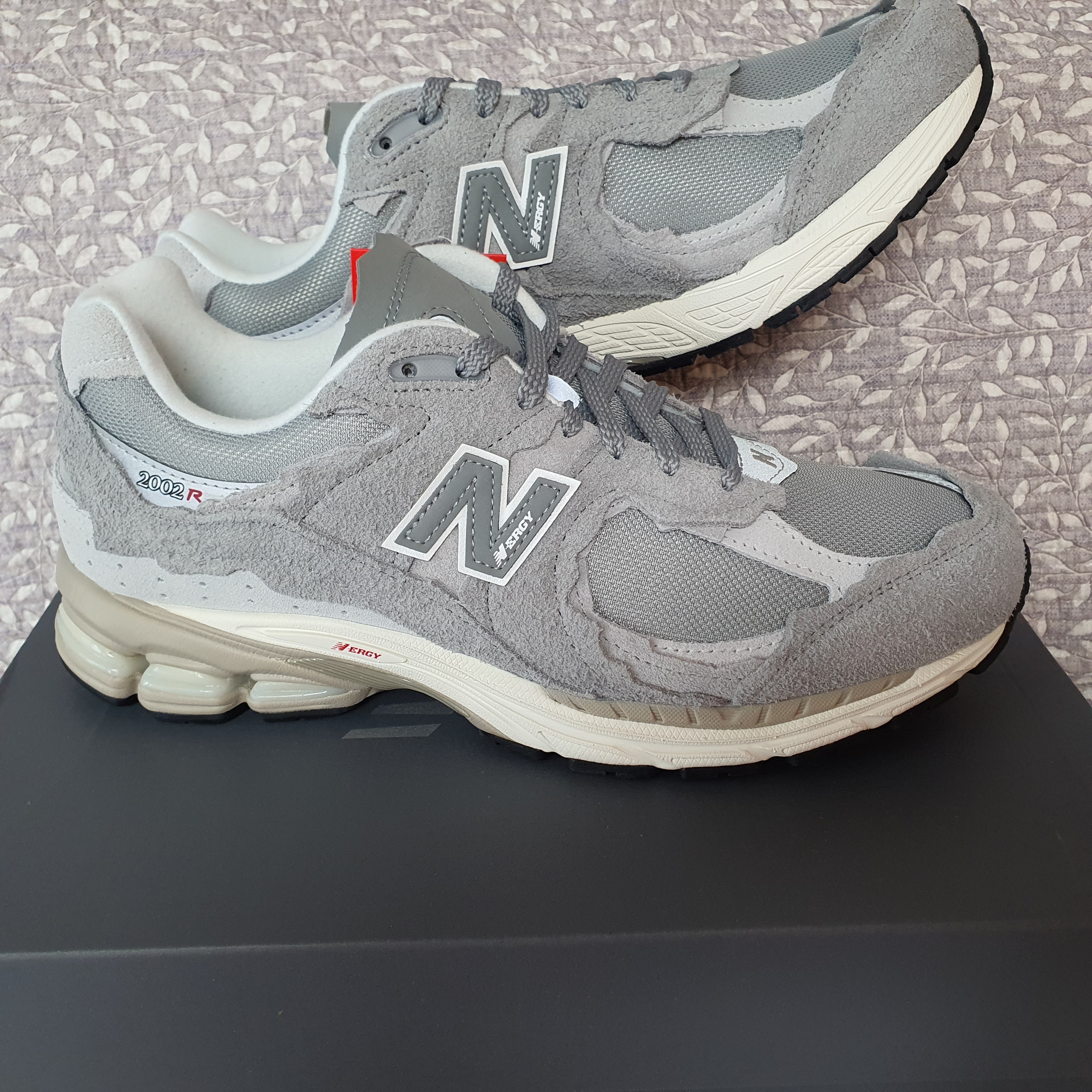 New Balance 2002R Protection Pack Grey 착용 스타일
