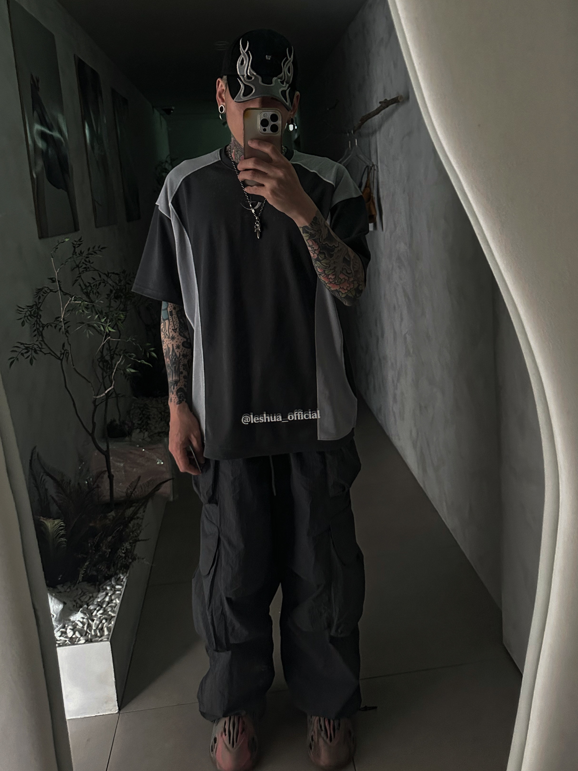 Adidas Yeezy Foam RNNR MX Sand Grey, Yeezy Gap Engineered By Balenciaga Flame Cap Black 착용 스타일