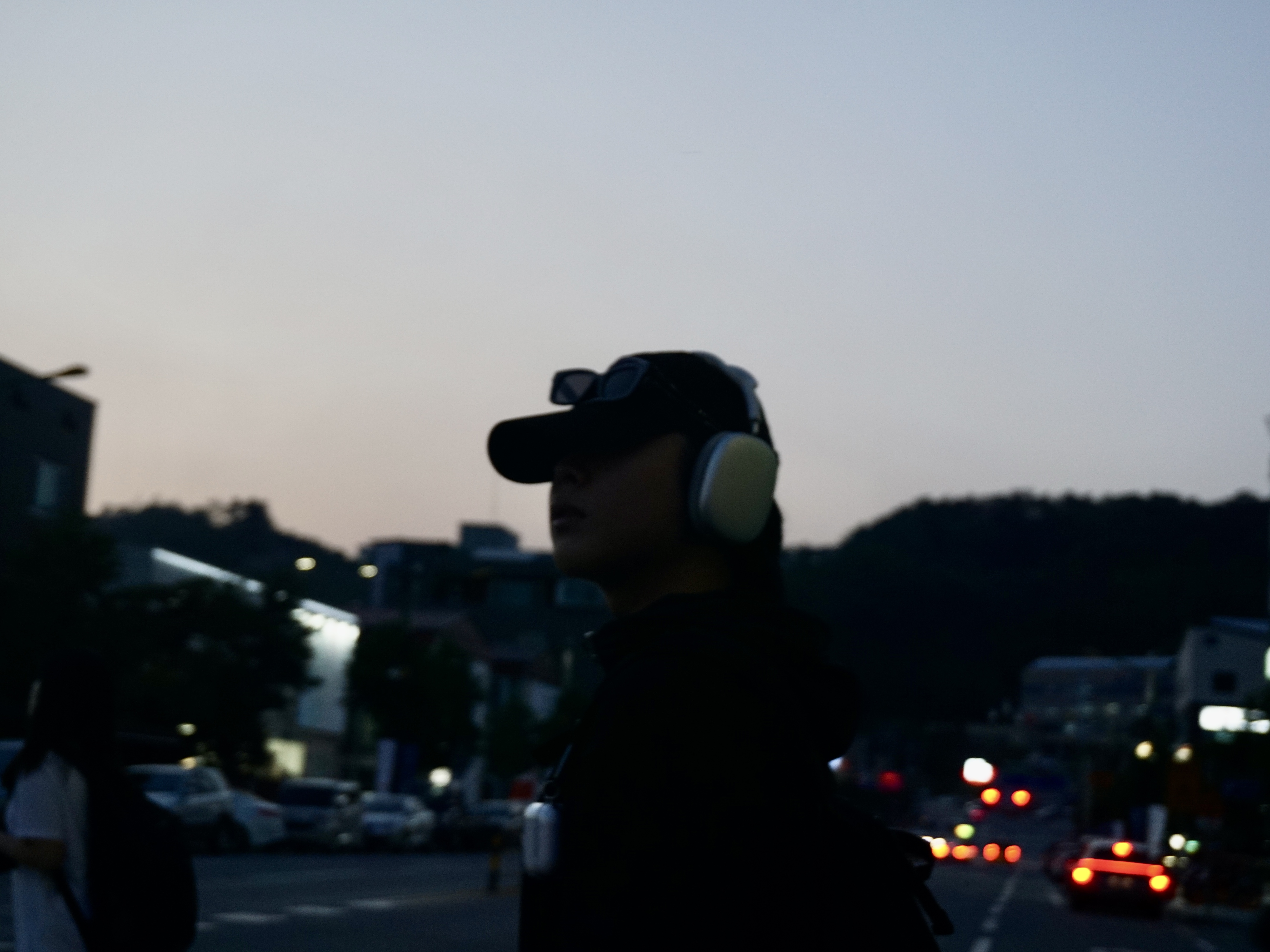 애플 에어팟 맥스 라이트닝 실버 (국내 정식 발매 제품), 스투시 8볼 키체인 블랙 착용 스타일 - 4