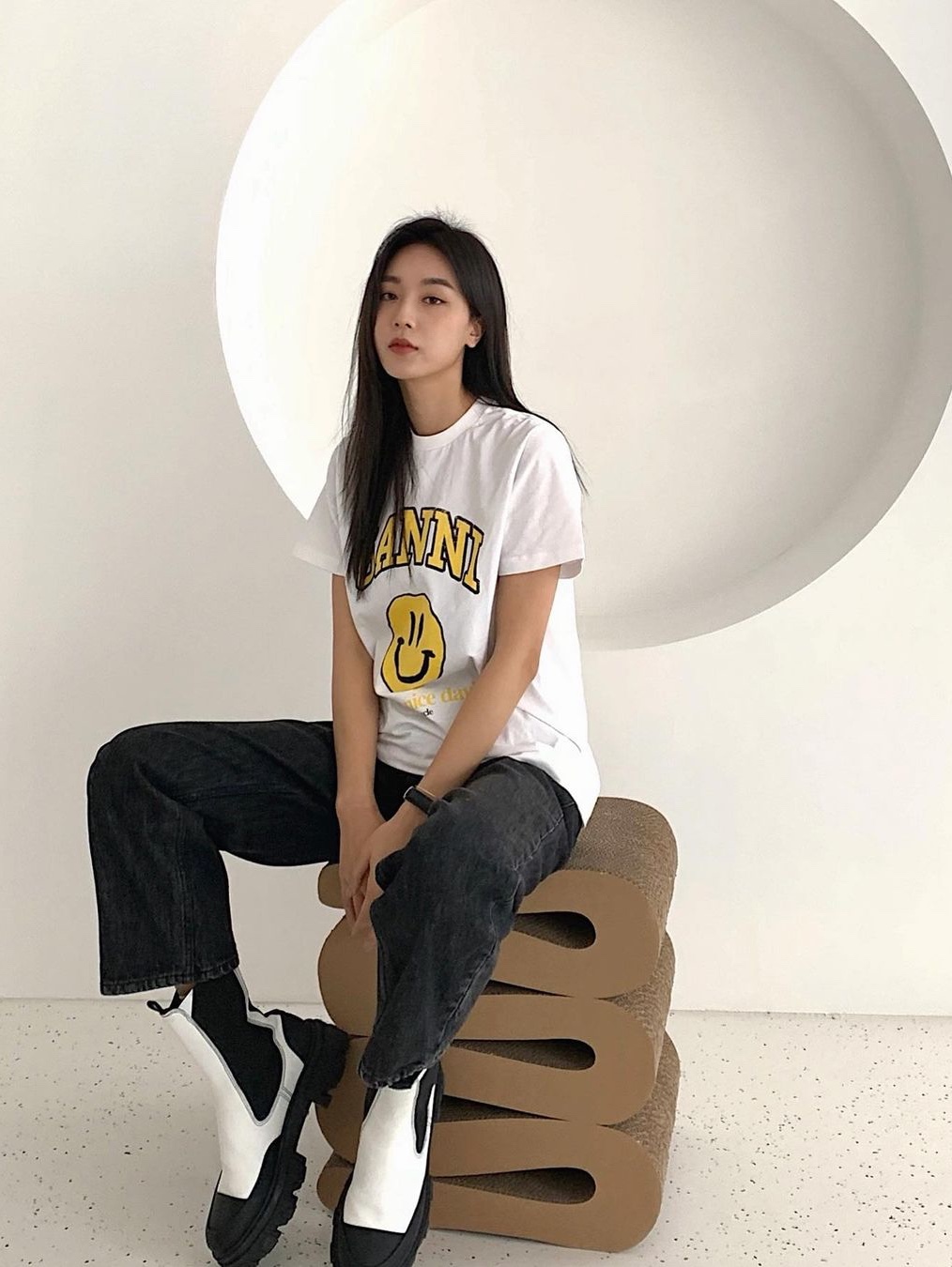 (W) Ganni Basic Cotton Jersey T-Shirt Smiley Yellow Bright White 착용 스타일