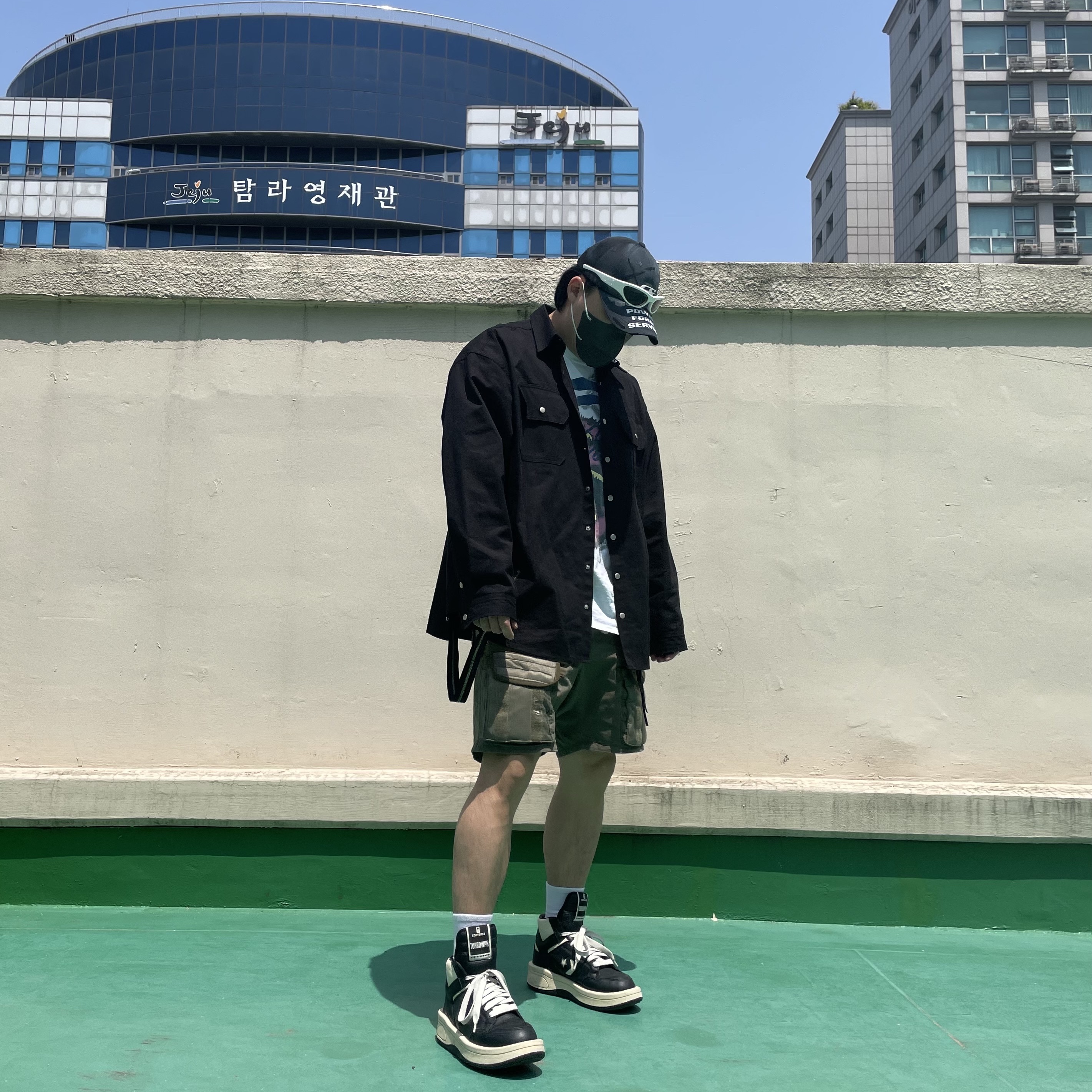 젠틀 몬스터 x 메종 마르지엘라 MM003 화이트 블랙, 컨버스 x 다크쉐도우 터보웨폰 블랙 크림 착용 스타일 - 2