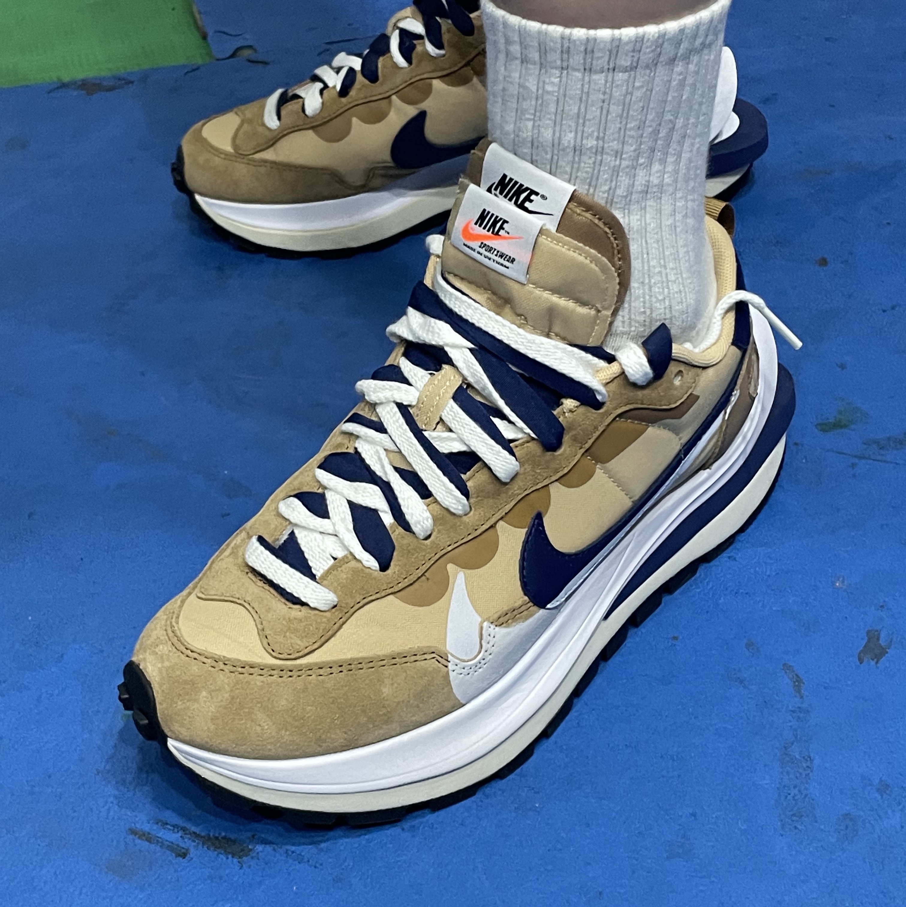 Nike x Sacai VaporWaffle Sesame and Blue Void 착용 스타일 - 2