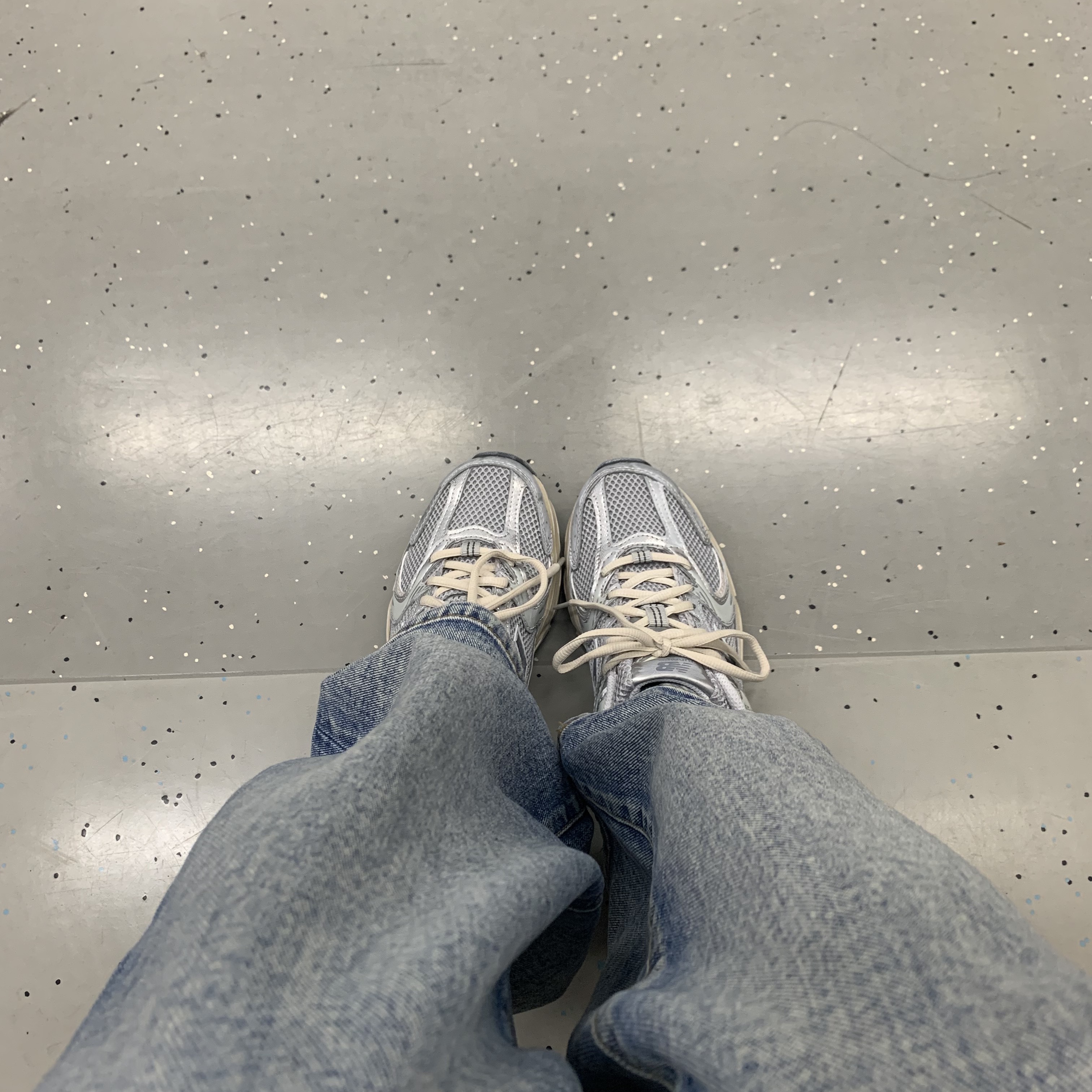 New Balance 530 Vintage Metallic Silver 착용 스타일