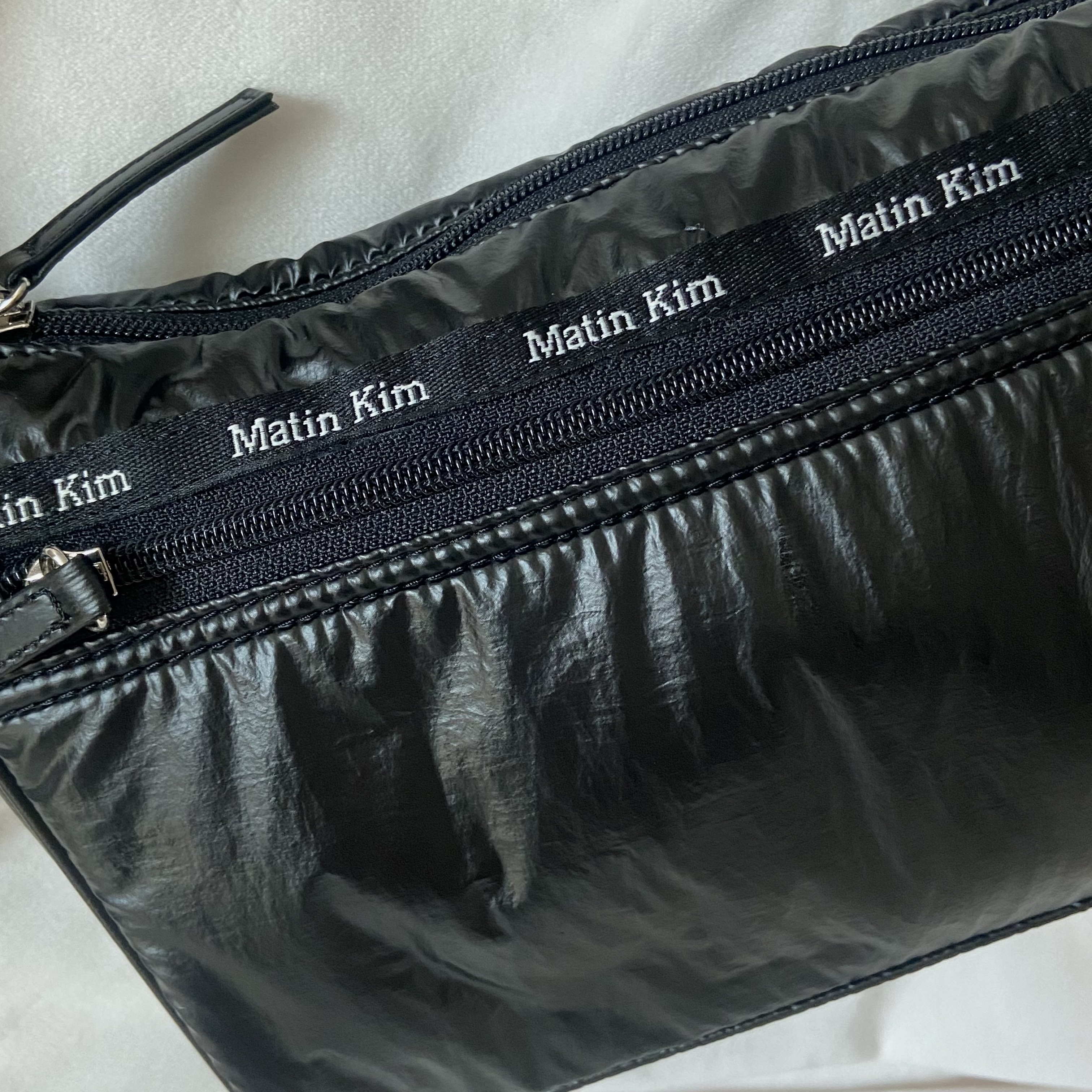 Matin Kim Glossy Tote Bag Black 착용 스타일 - 2