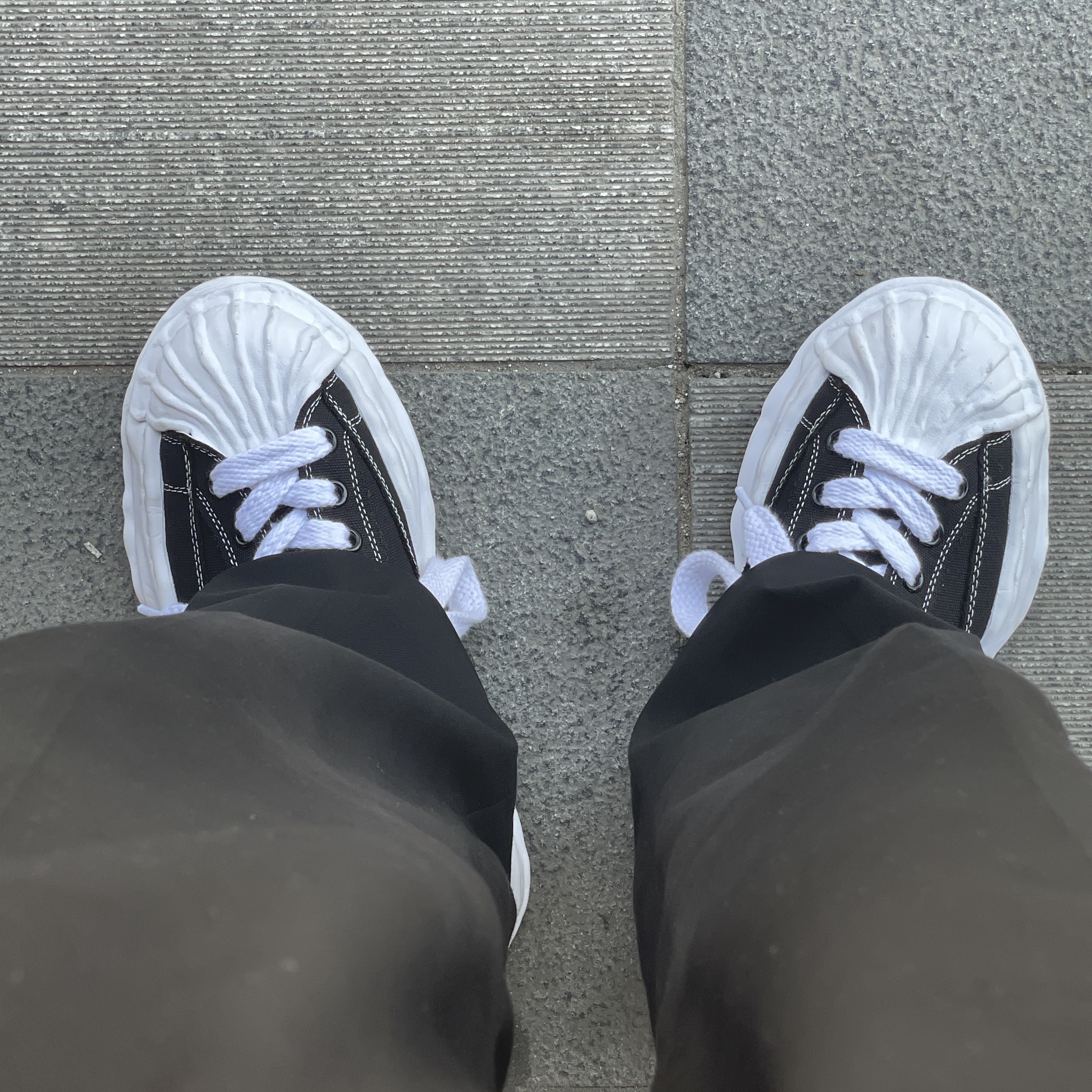 Maison Mihara Yasuhiro Blakey OG Sole Canvas Low-top Sneakers Black White 착용 스타일