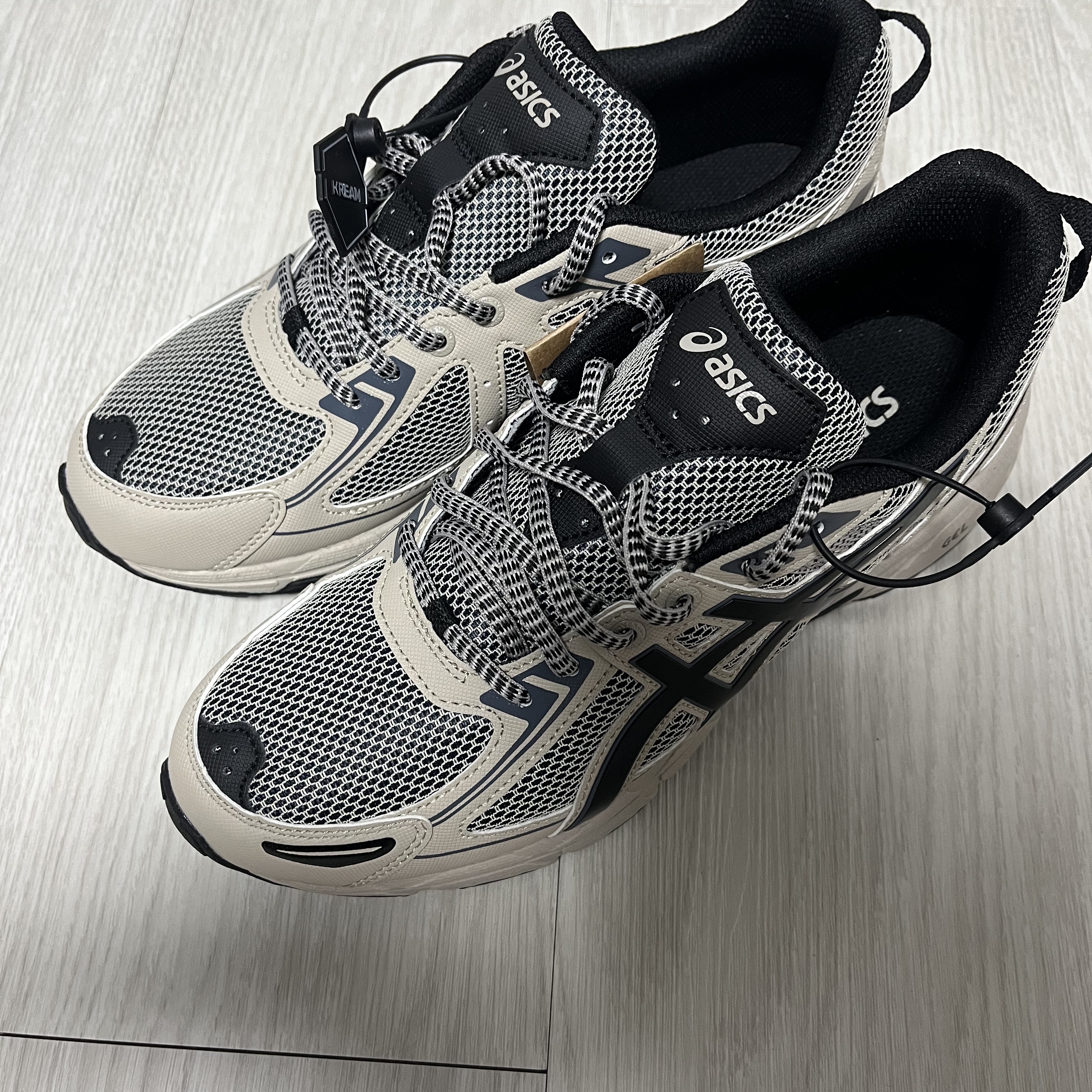 Asics Gel-Venture 6 Feather Grey Black 착용 스타일