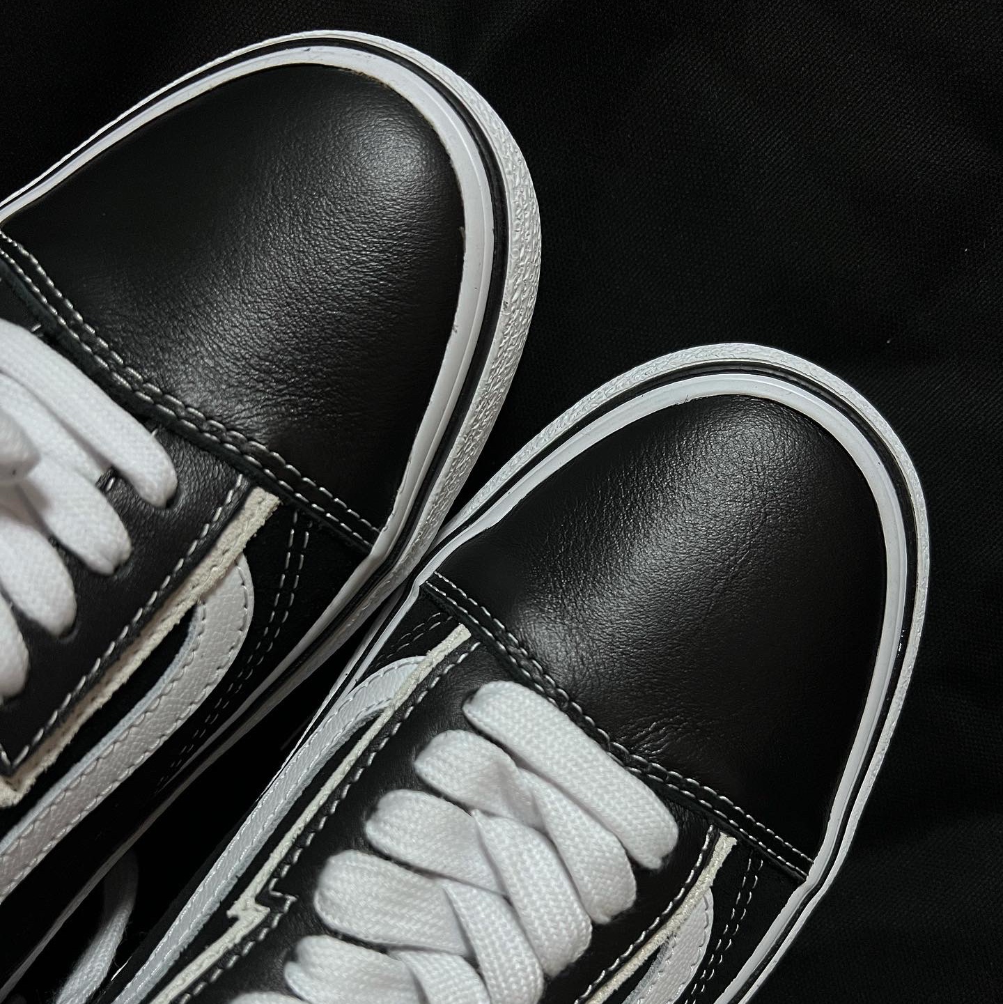 Vans Vault x Mastermind World Old Skool Bolt Black 착용 스타일 - 2