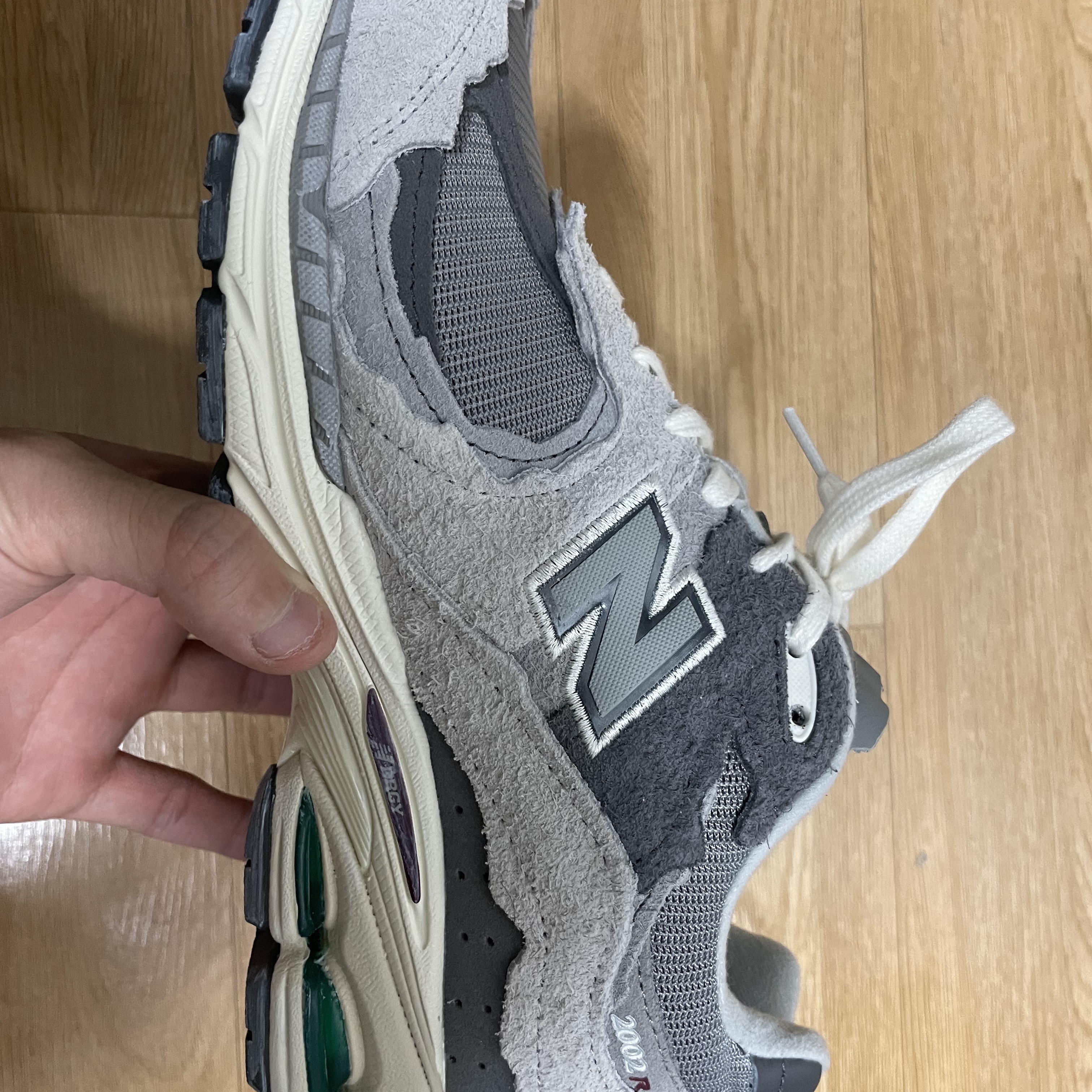 New Balance 2002R Protection Pack Rain Cloud 착용 스타일 - 1