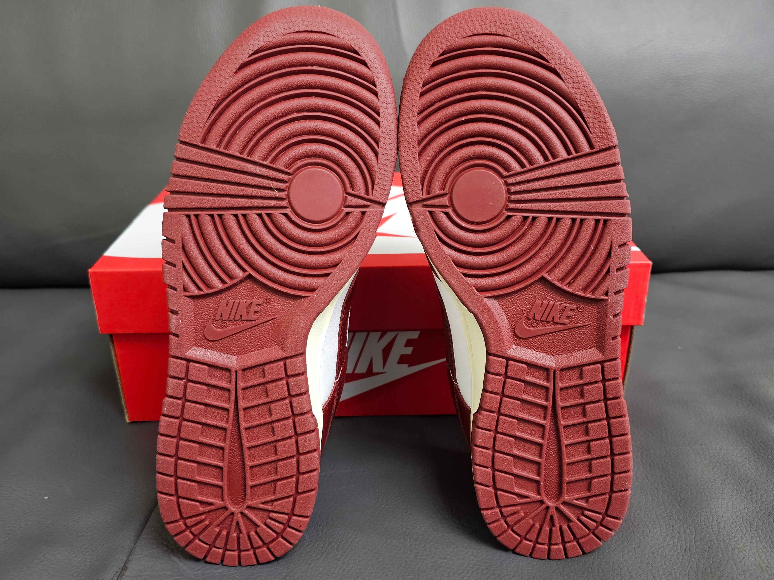 (W) Nike Dunk Low Retro PRM Team Red and White 착용 스타일 - 5