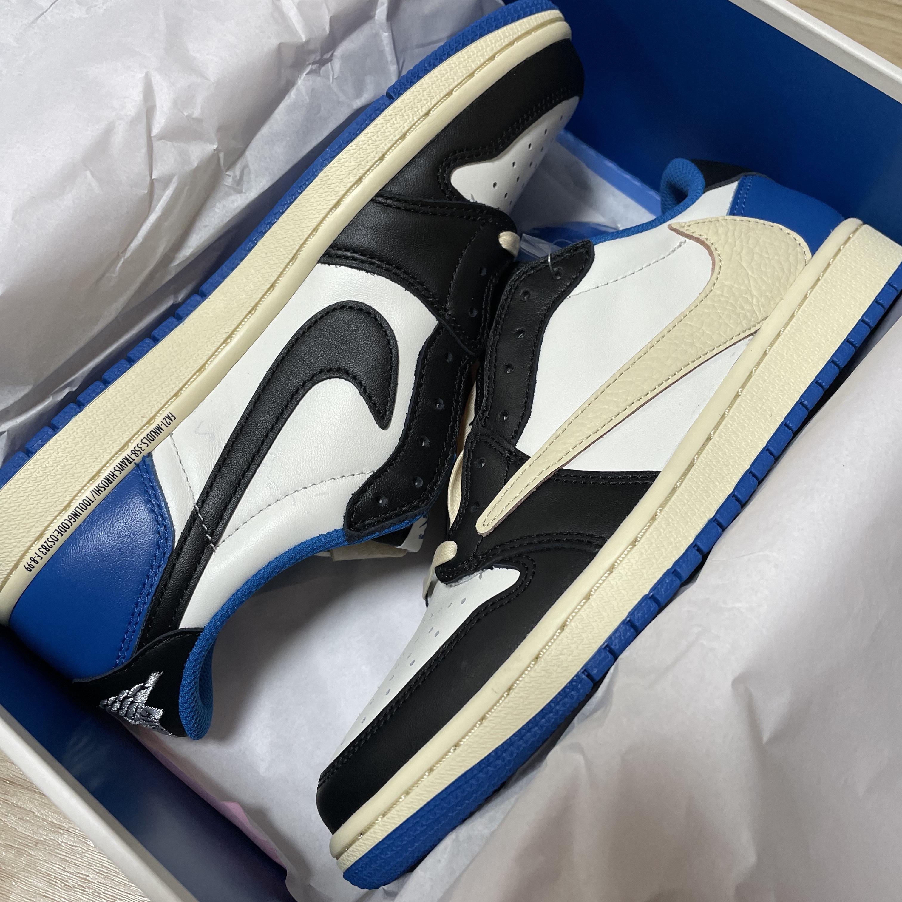 Jordan 1 x Travis Scott x Fragment Retro Low OG SP Military Blue 착용 스타일 - 3