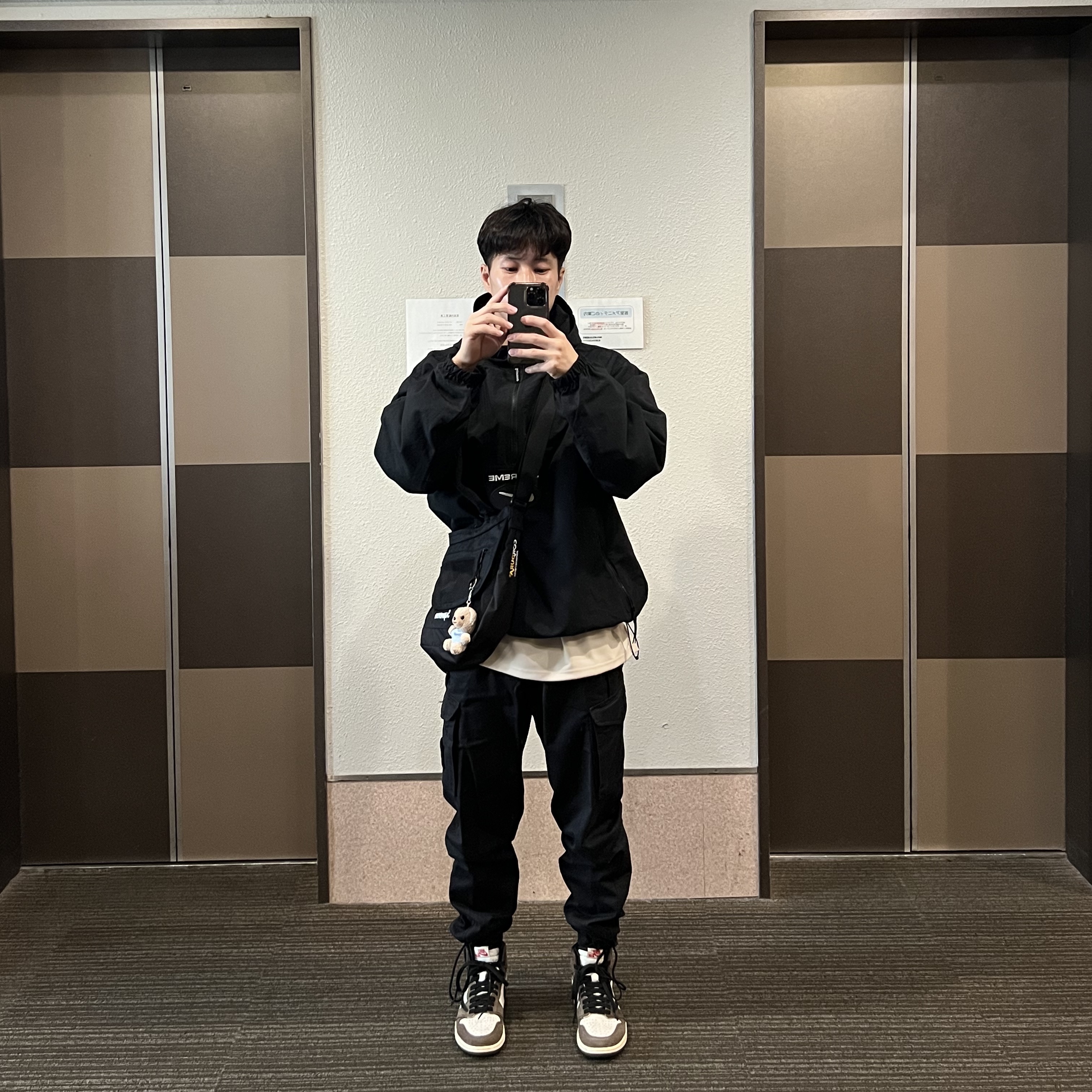 Supreme Small Messenger Bag Black - 22SS, Jordan 1 x Travis Scott x Fragment Retro Low OG SP Military Blue 착용 스타일 - 3