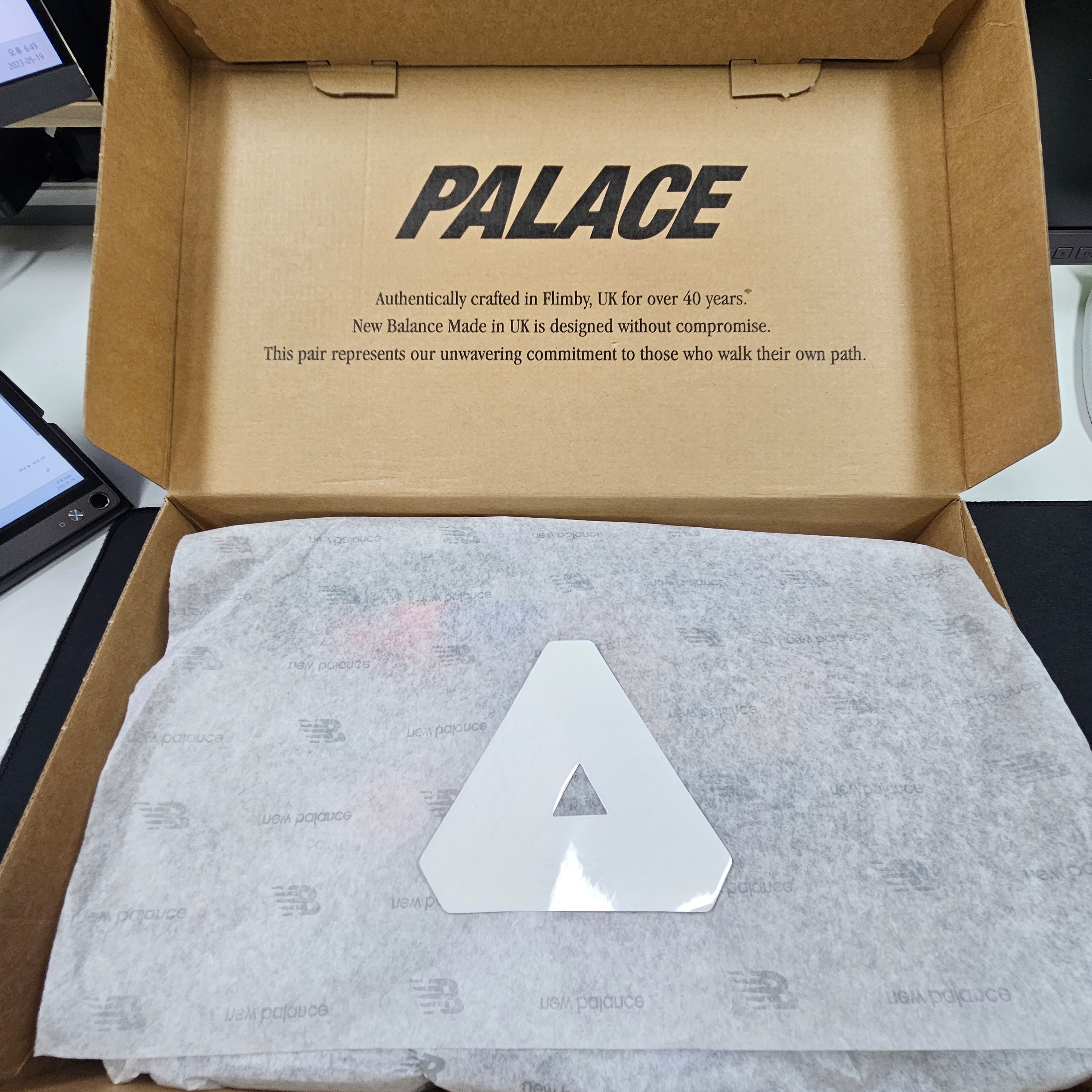 New Balance x Palace 991 Made in UK Black Ultra Violet 착용 스타일 - 3