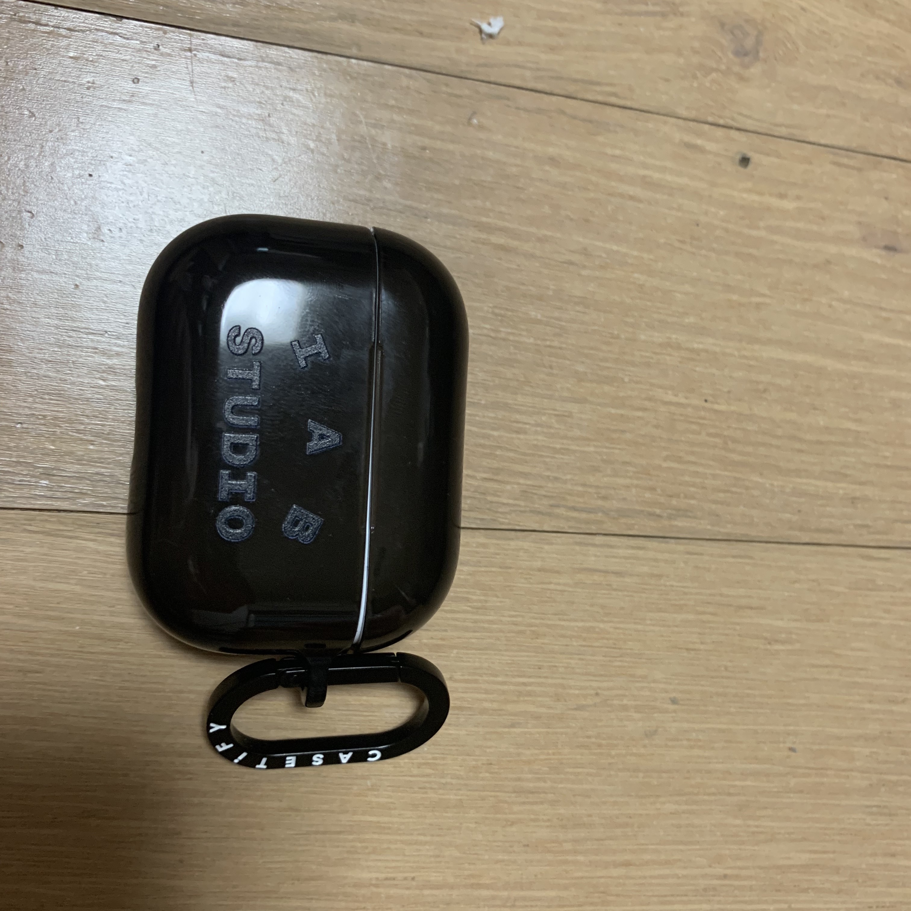 Casetify x IAB Studio Single Black Logo AirPods Pro Case Black 착용 스타일
