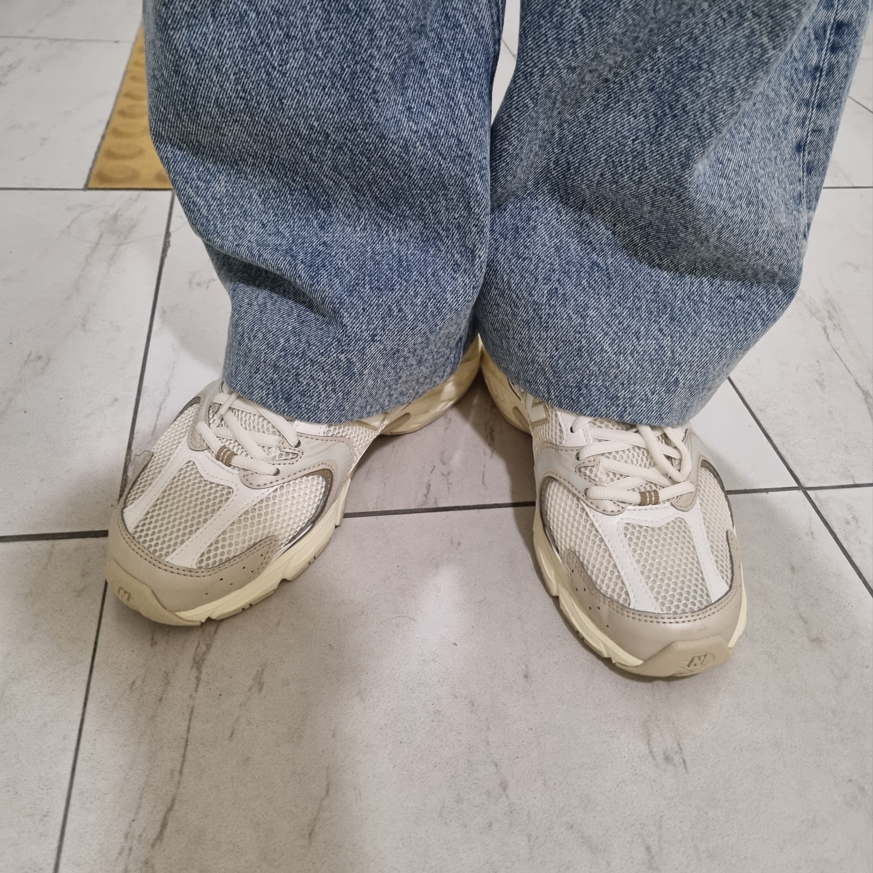 New Balance 530 Beige Angora 착용 스타일