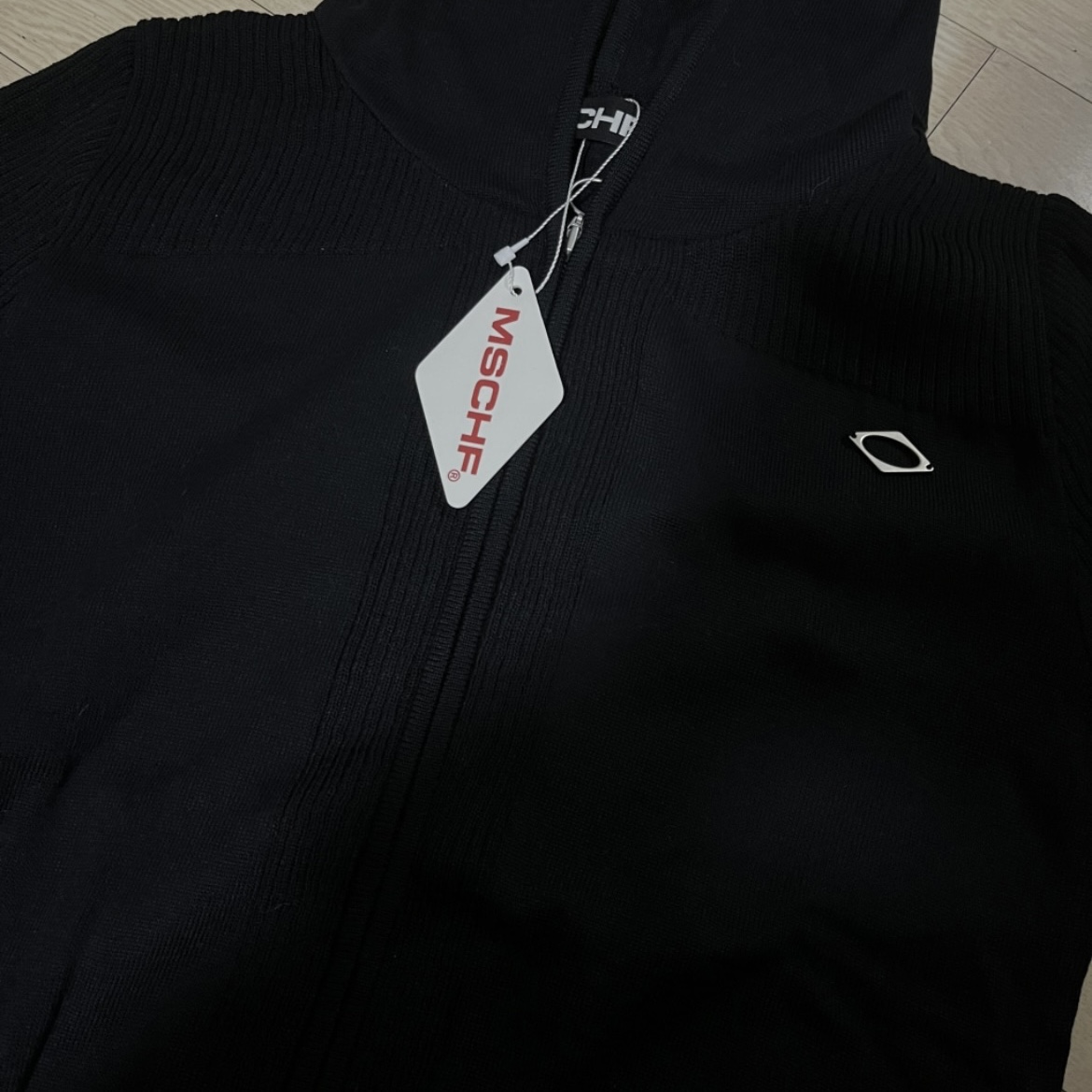 (W) Mischief Rhombus Knitted Hoodie Black 착용 스타일