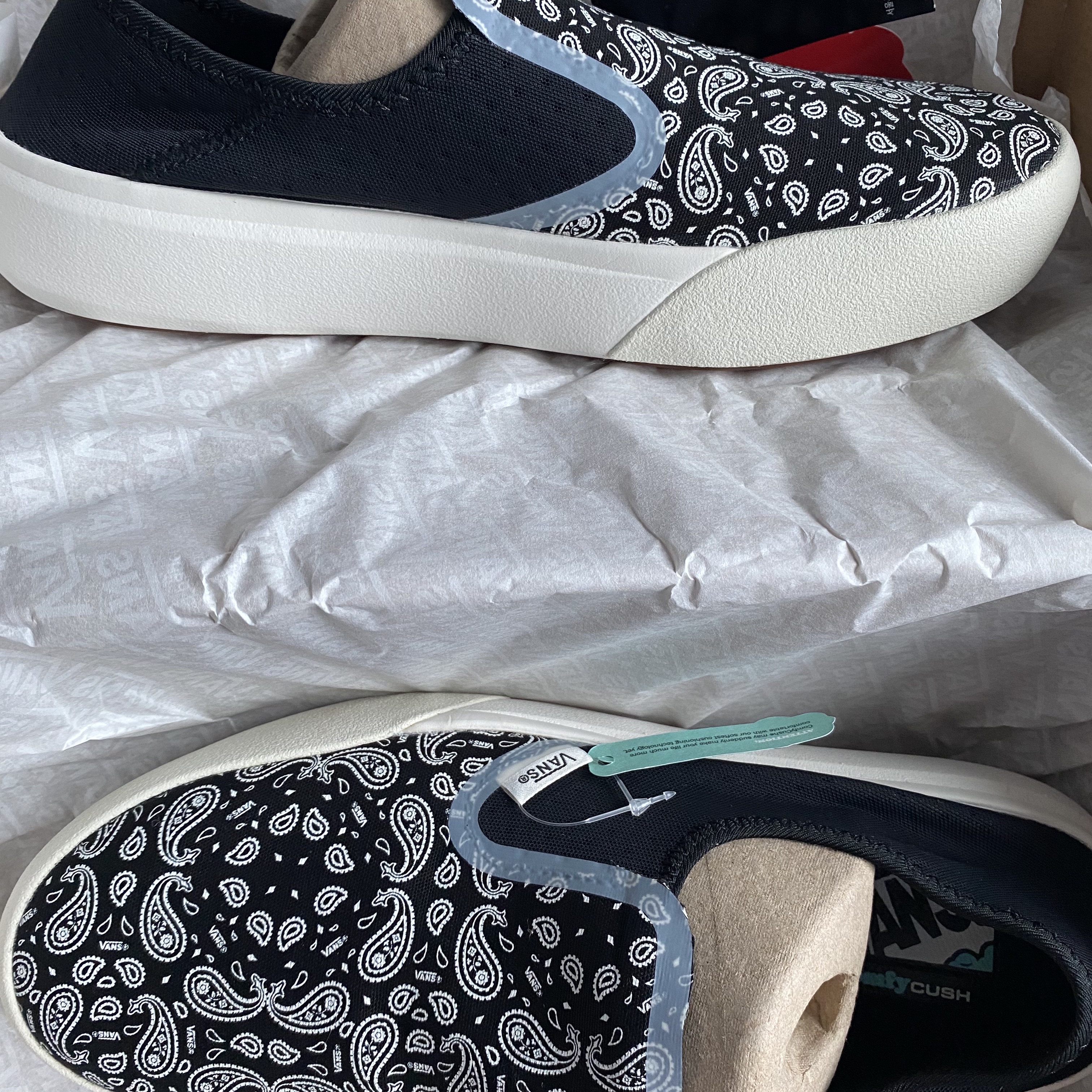 Vans ComfyCush One Bandana Marshmallow Black 착용 스타일 - 1