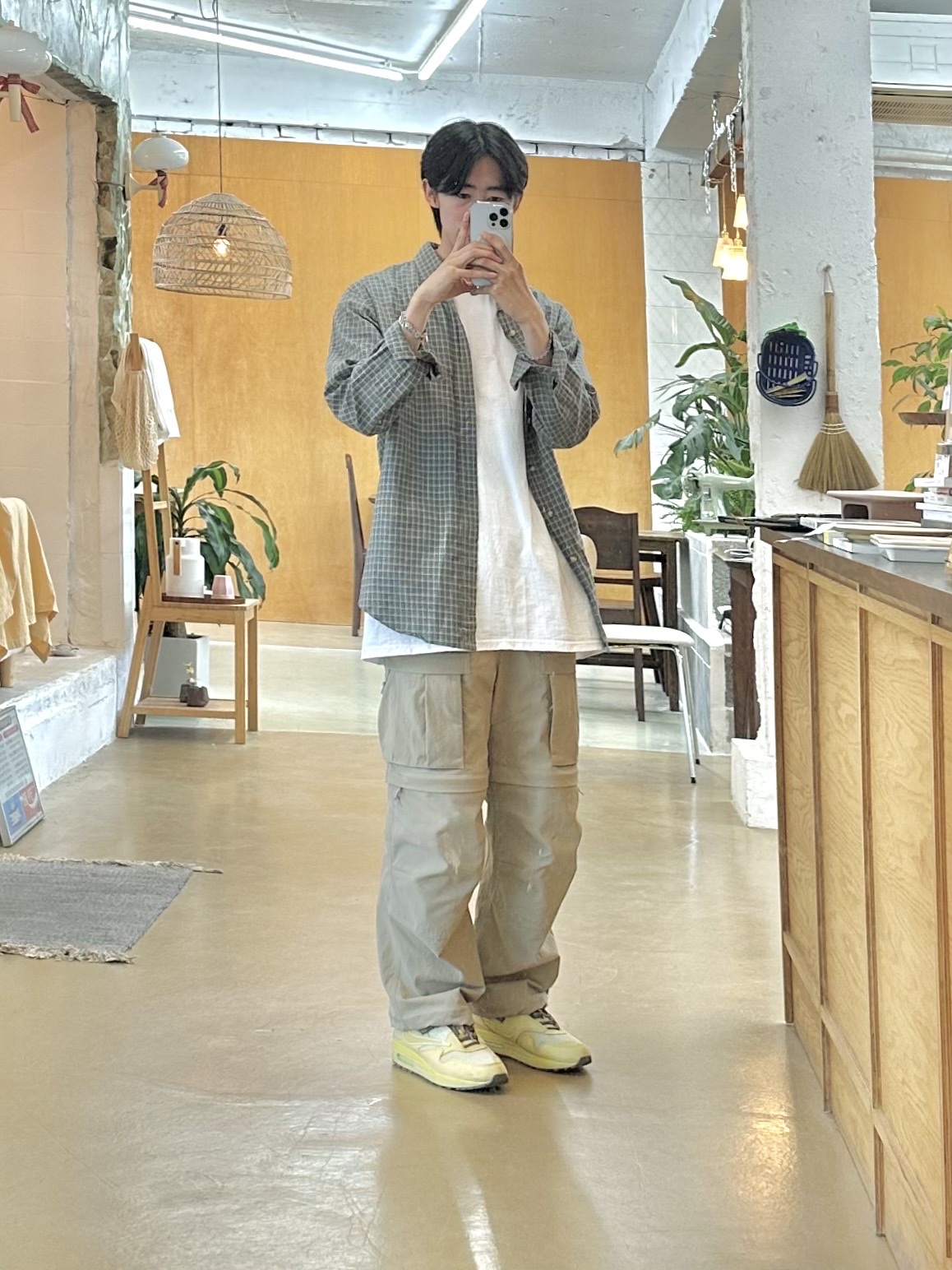 Nike x Travis Scott Air Max 1 Cact.us Gold, Nike ACG Smith Summit Pants Khaki - Asia 착용 스타일