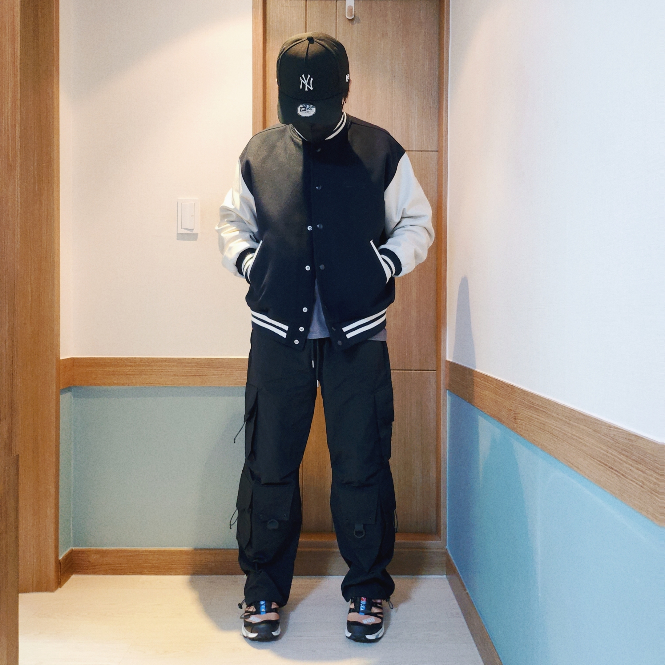살로몬 XT-4 토바코 브라운 착용 스타일 - 1