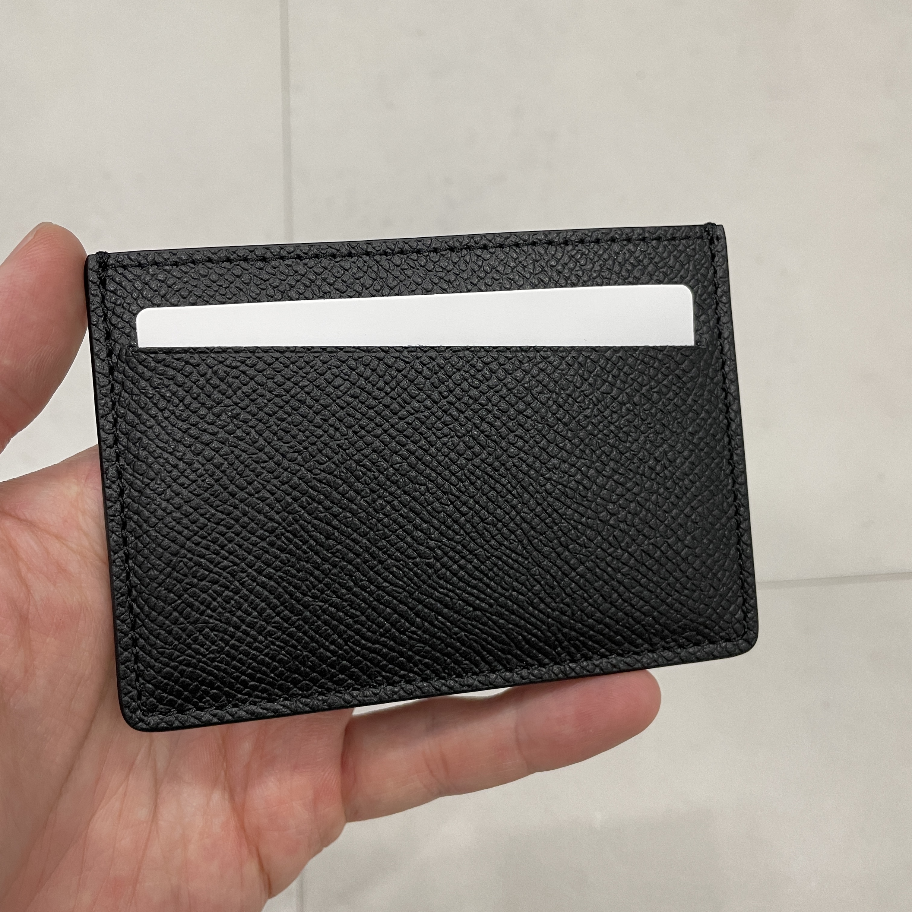 Maison Margiela Four Stitch Card Holder Black 착용 스타일 - 2