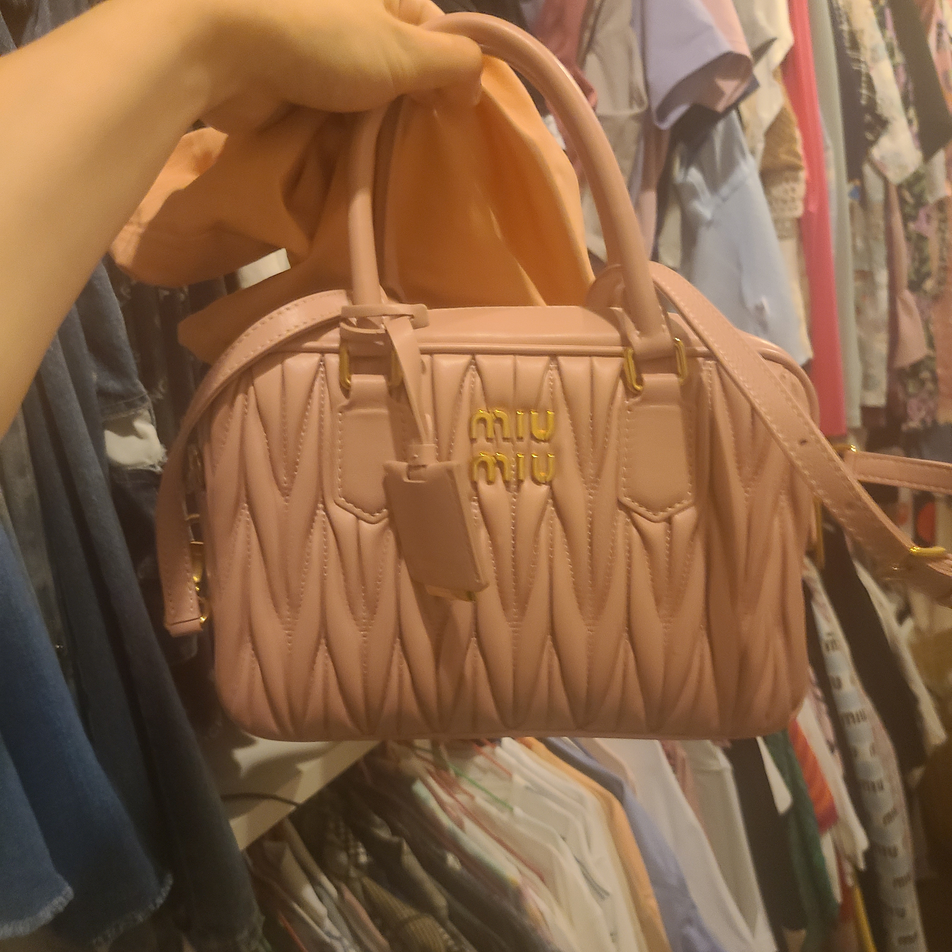 Miu Miu Matelasse Nappa Leather Top Handle Bag Water Lily 착용 스타일
