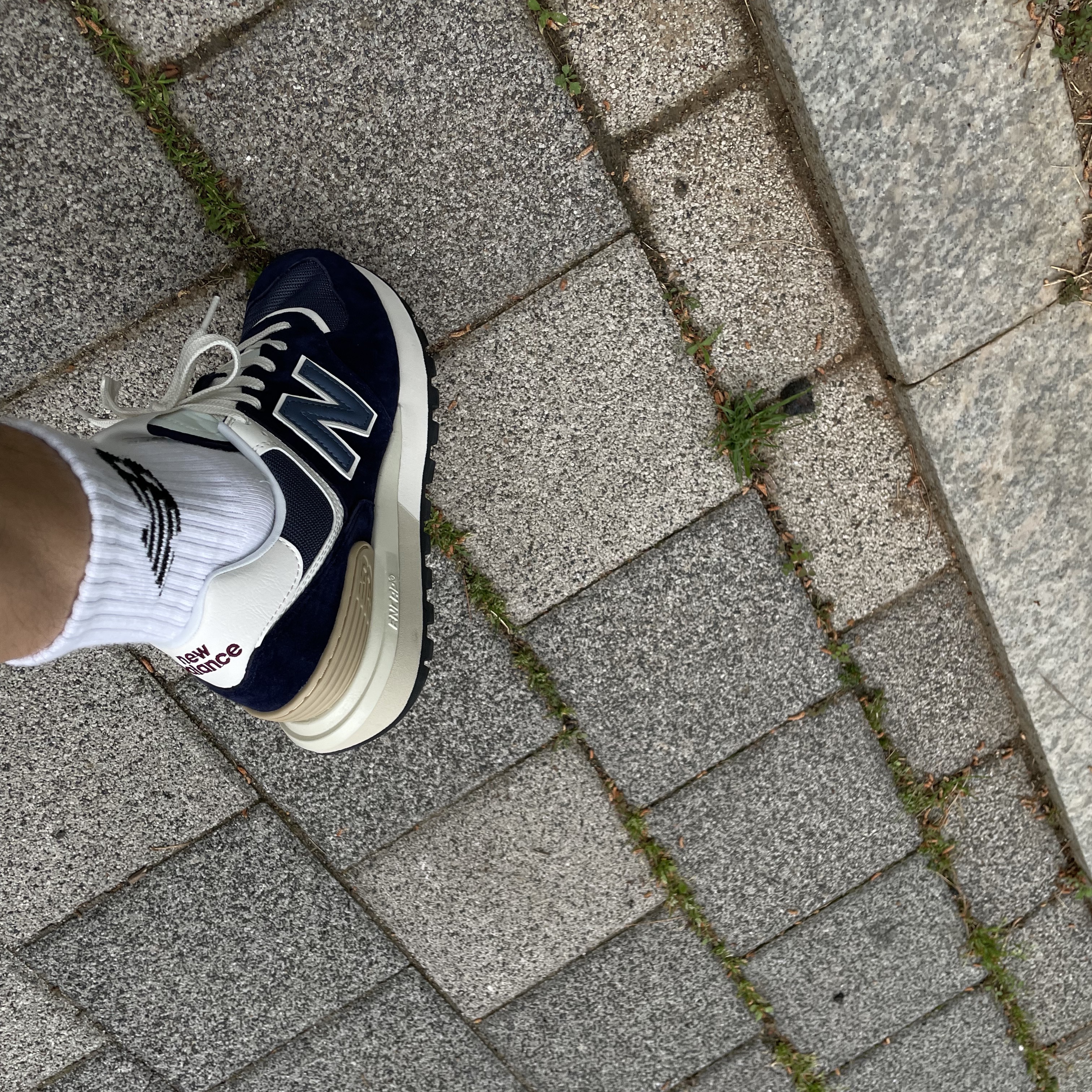 New Balance 574 Legacy Navy 착용 스타일 - 1