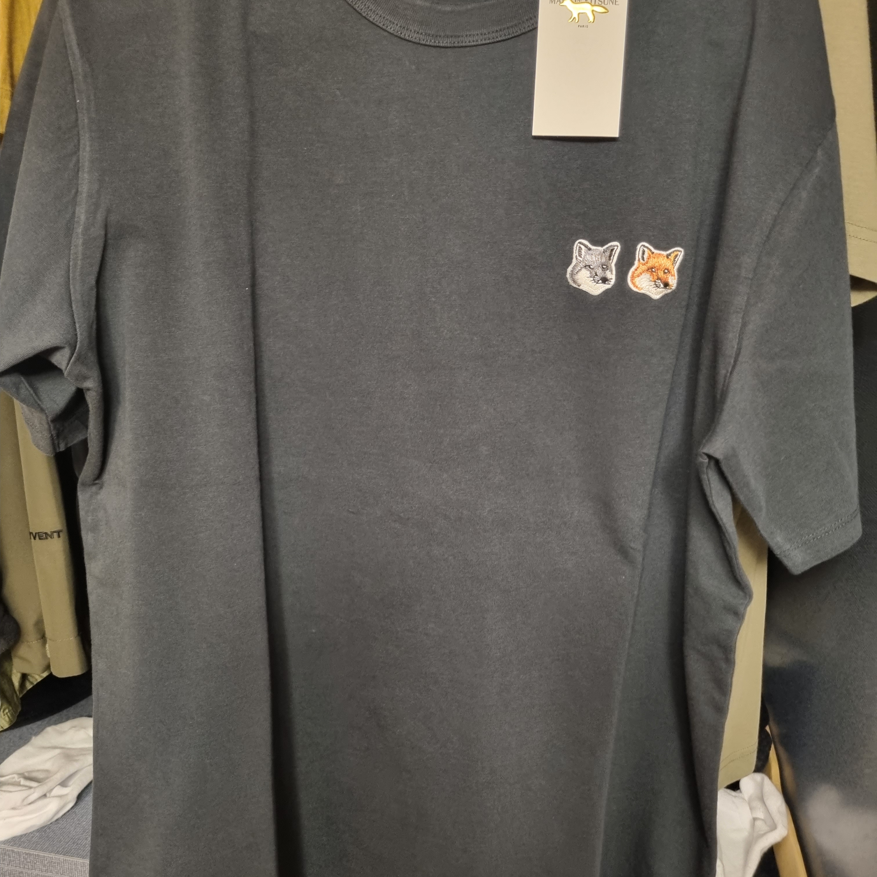 Maison Kitsune Double Fox Head Patch Classic T-Shirt Anthracite 착용 스타일 - 1