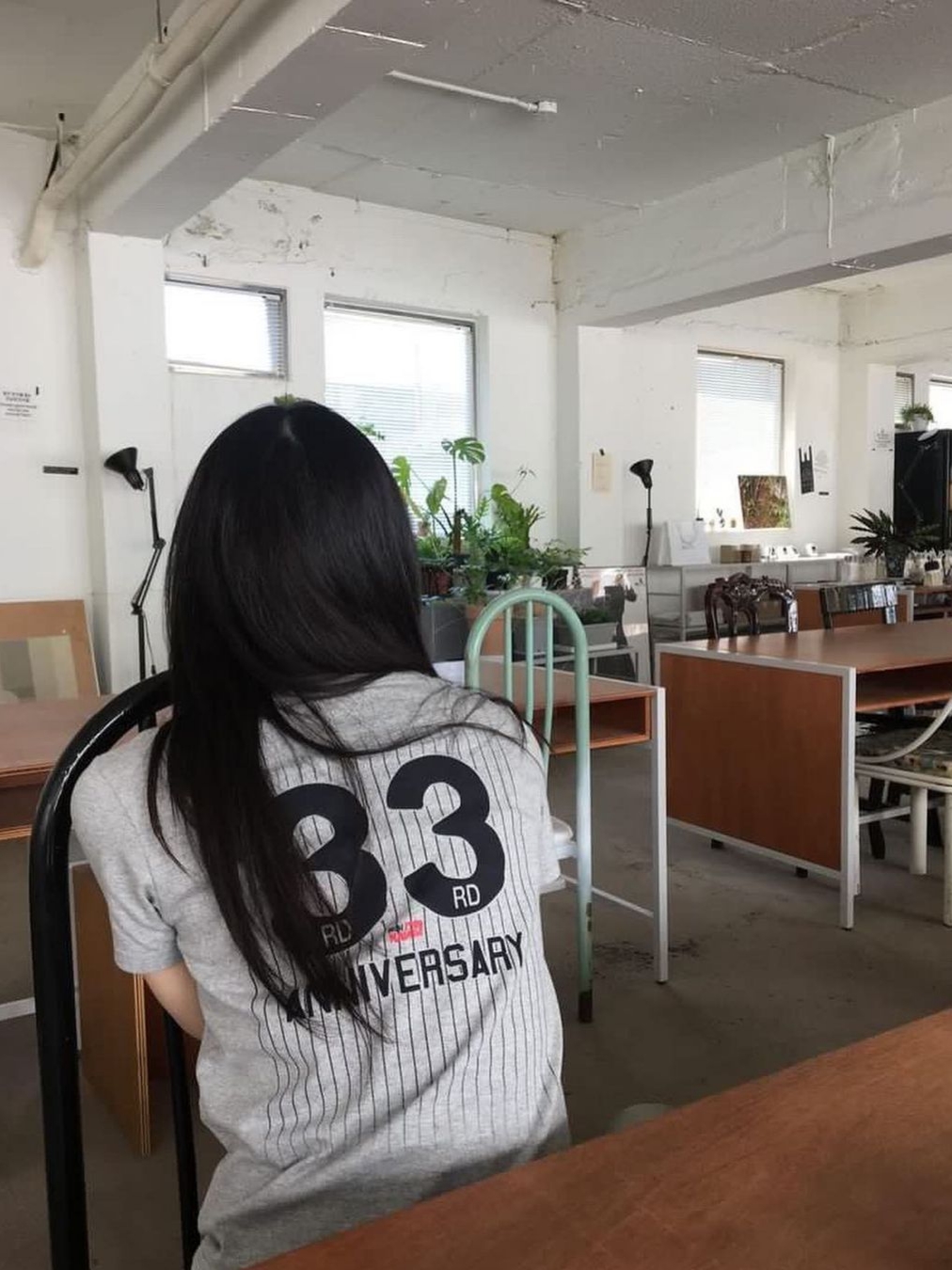 사파리스팟 우먼 1/2 사파리스포츠 매거진 티 그레이 착용 스타일 - 3