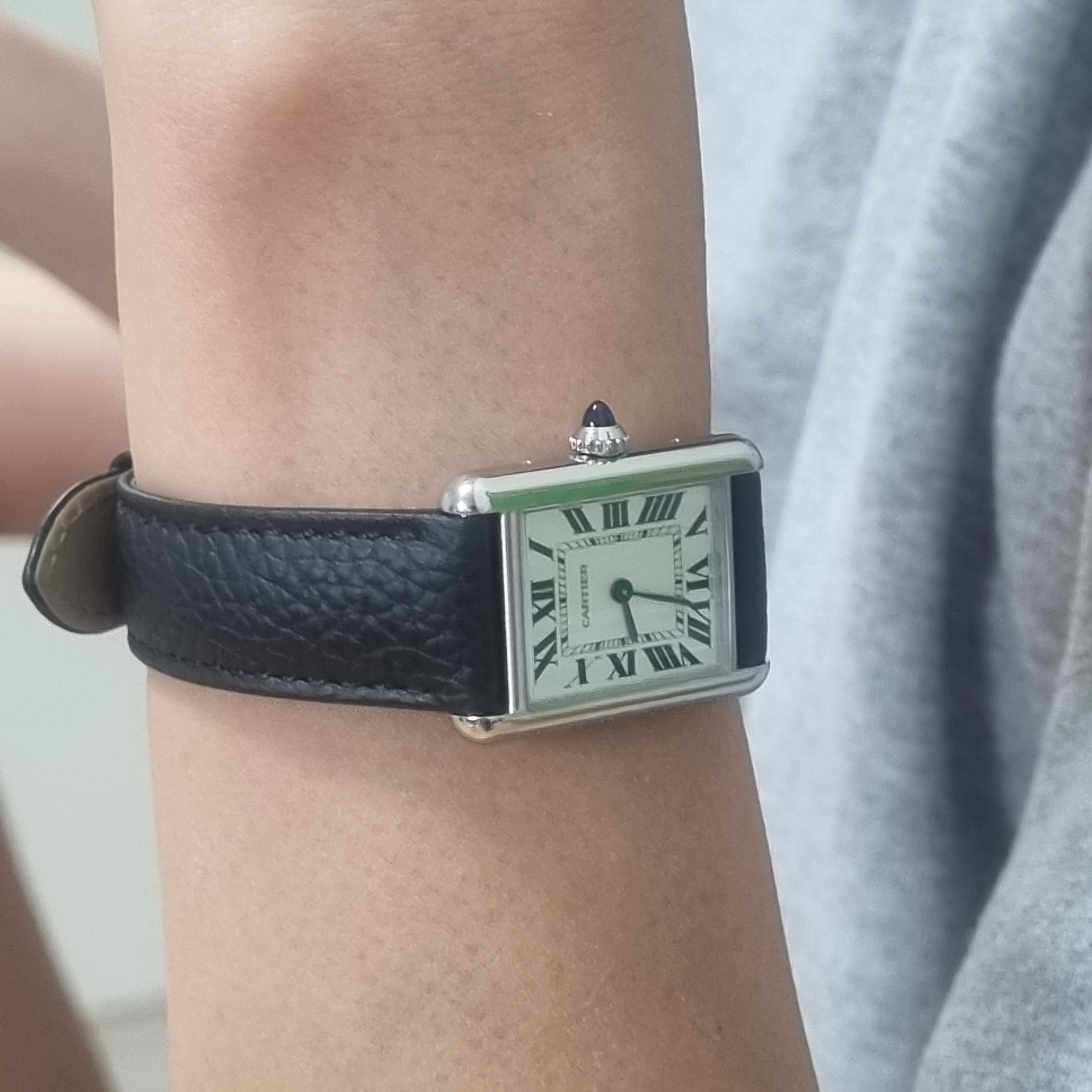 Cartier Tank Must Watch Small Quartz Steel Calfskin Black 착용 스타일