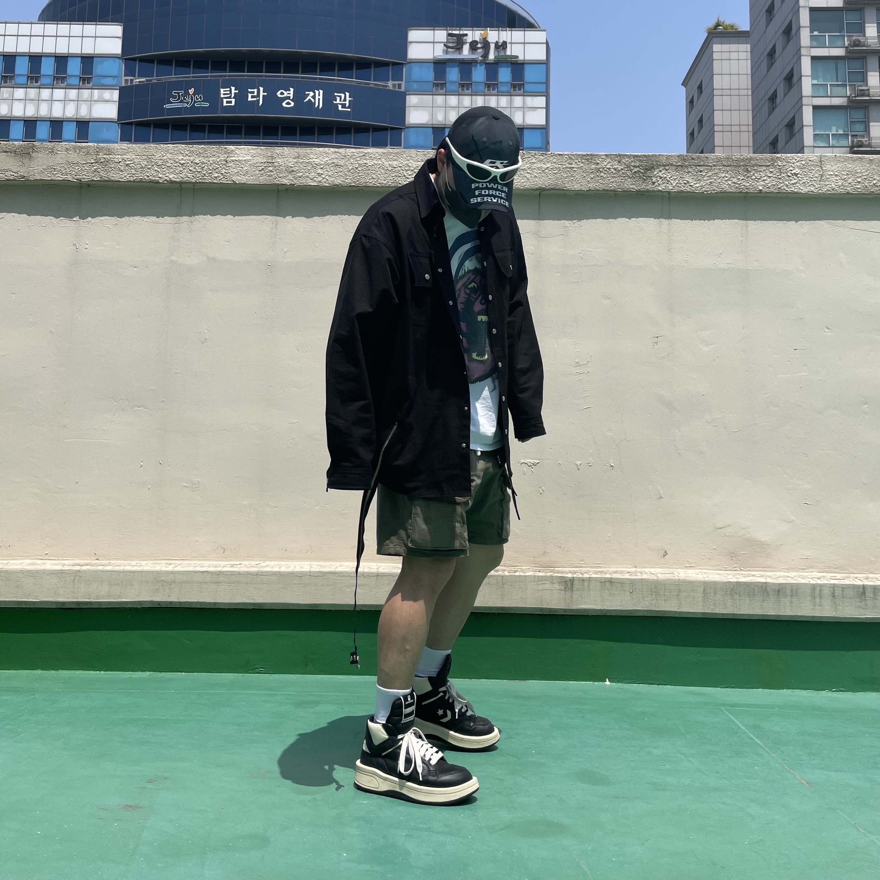 젠틀 몬스터 x 메종 마르지엘라 MM003 화이트 블랙, 컨버스 x 다크쉐도우 터보웨폰 블랙 크림 착용 스타일 - 1