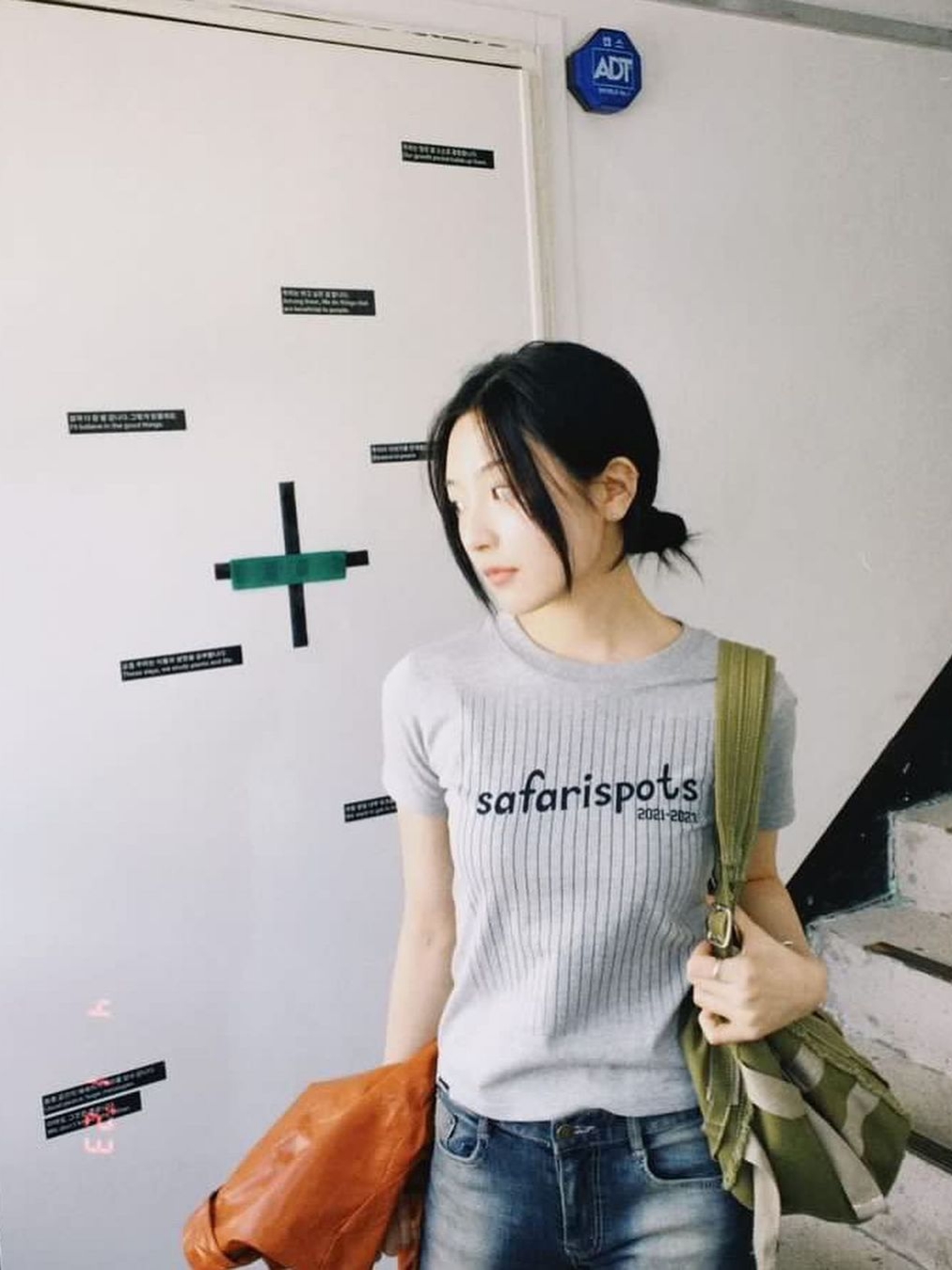 사파리스팟 우먼 1/2 사파리스포츠 매거진 티 그레이 착용 스타일
