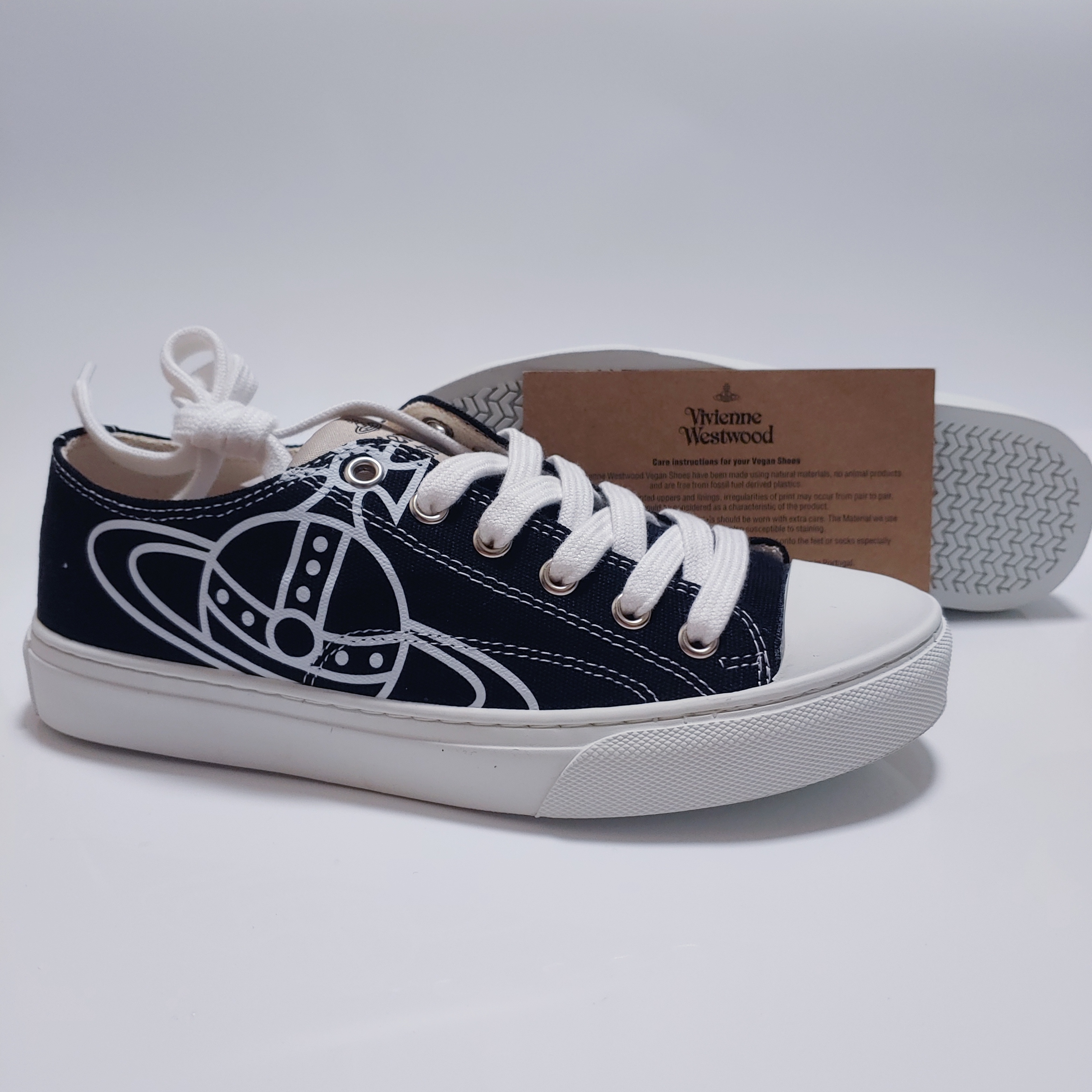 (W) Vivienne Westwood Plimsoll Low Top 2.0 Trainer Black 착용 스타일 - 2