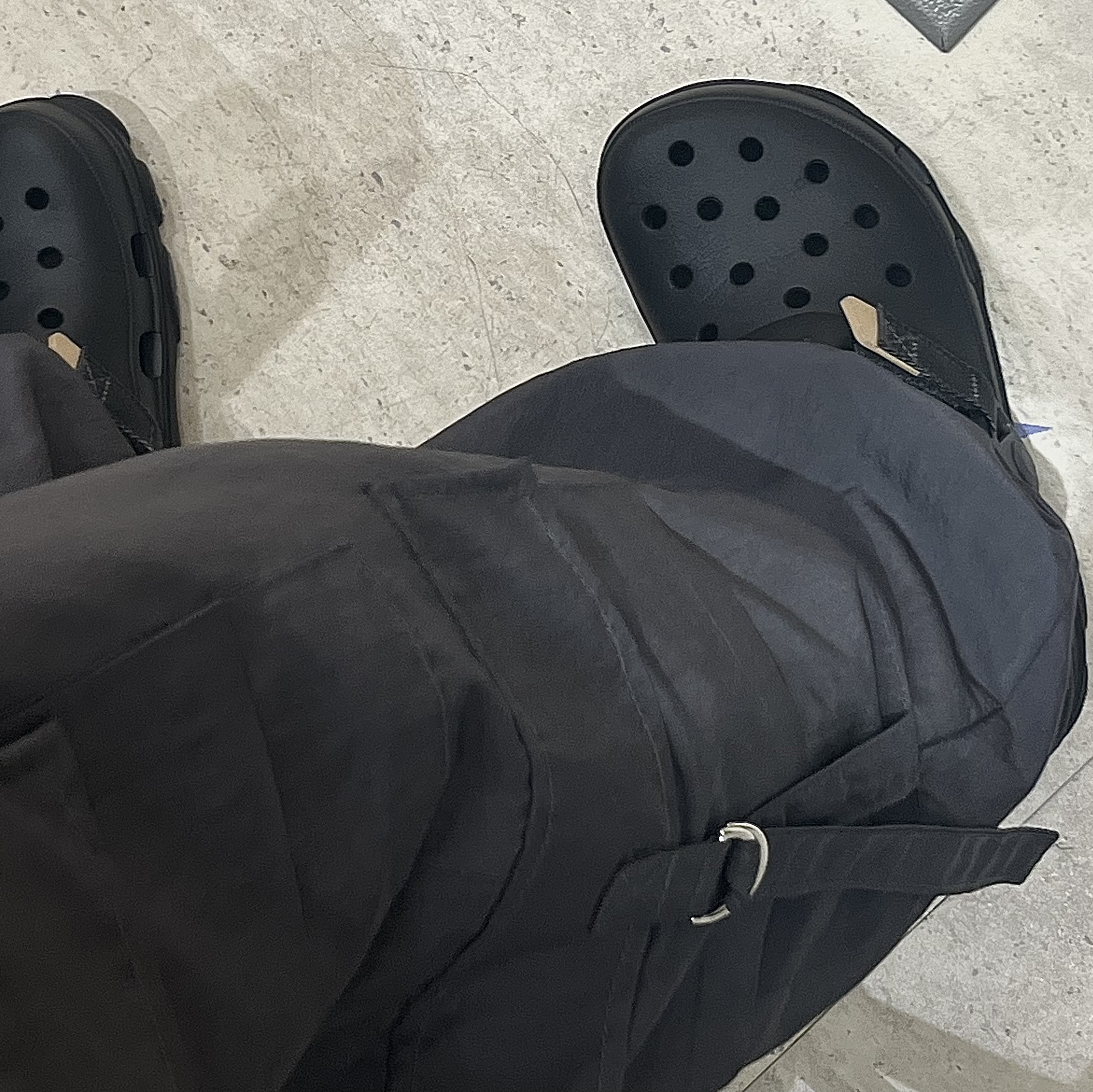 Crocs All Terrain Clog Black 착용 스타일 - 2