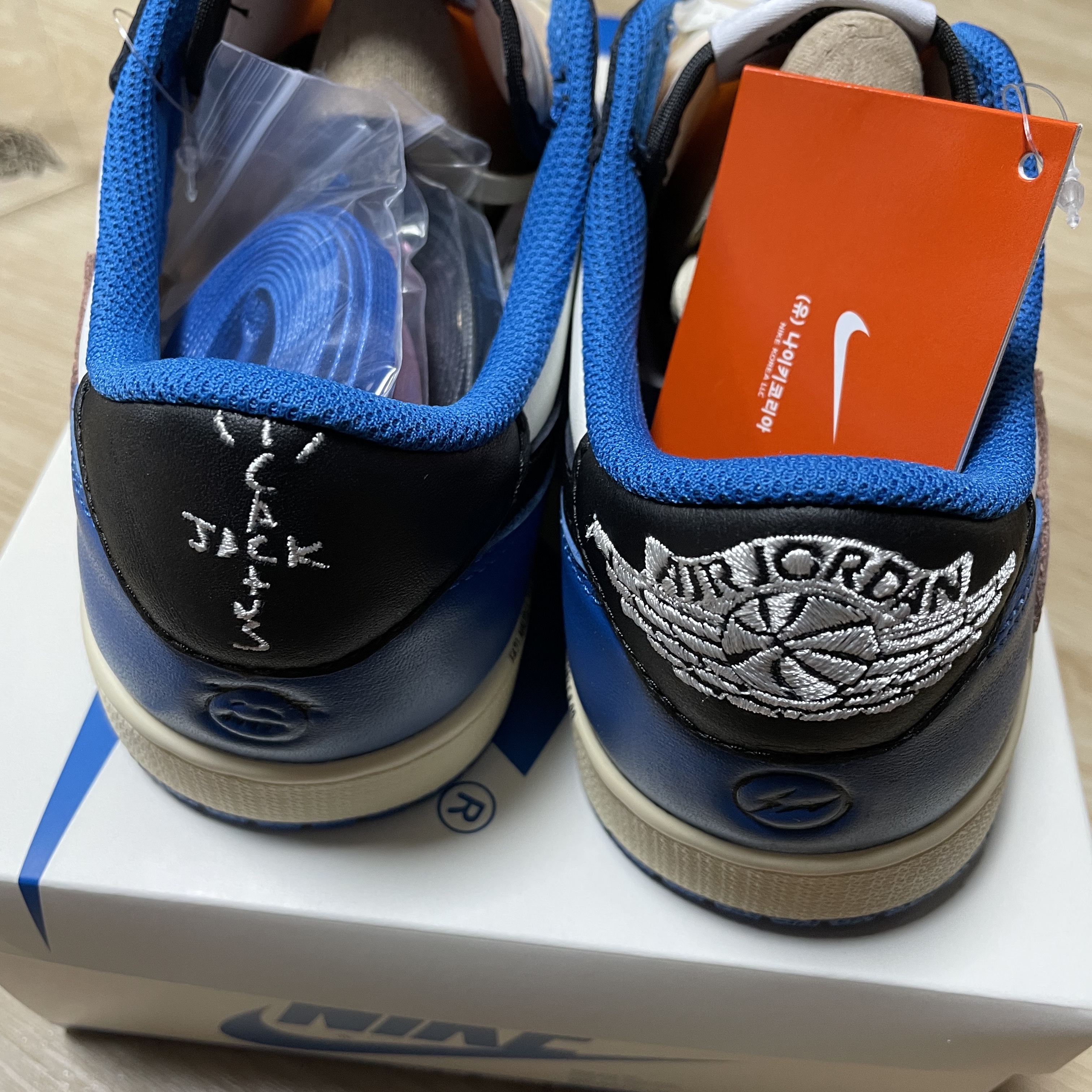 Jordan 1 x Travis Scott x Fragment Retro Low OG SP Military Blue 착용 스타일 - 2