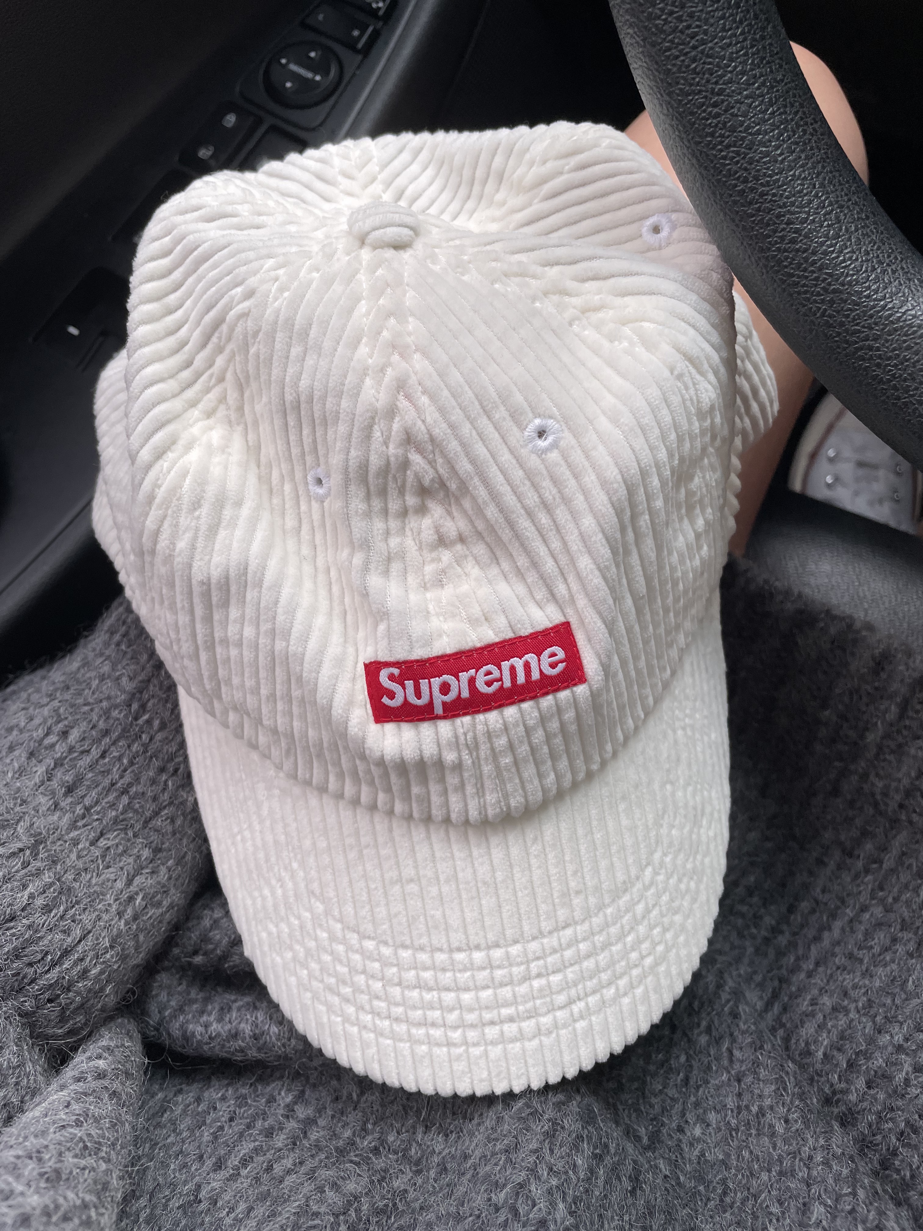 Supreme Ripple Corduroy Small Box 6-Panel Cap White - 20FW 착용 스타일