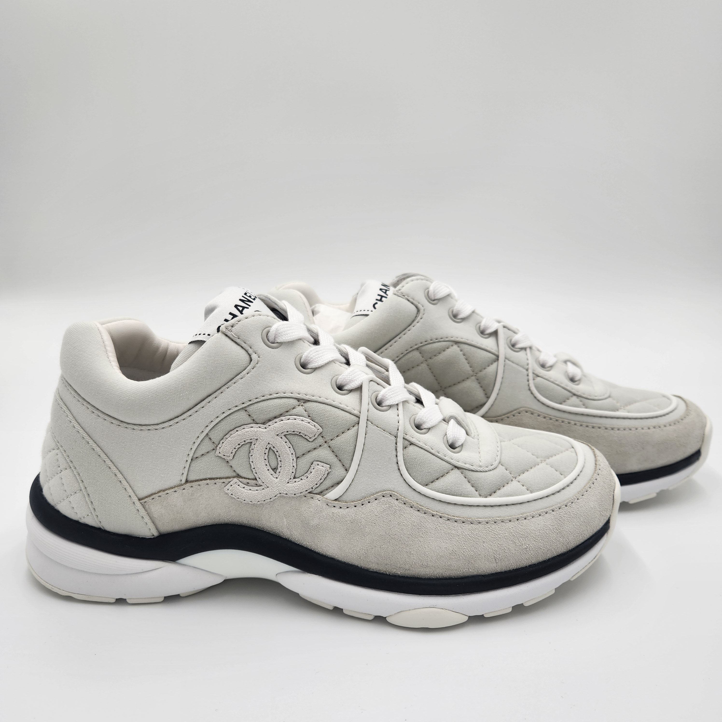 (W) Chanel Sneakers Fabric Suede Calfskin & Light Grey 착용 스타일 - 1