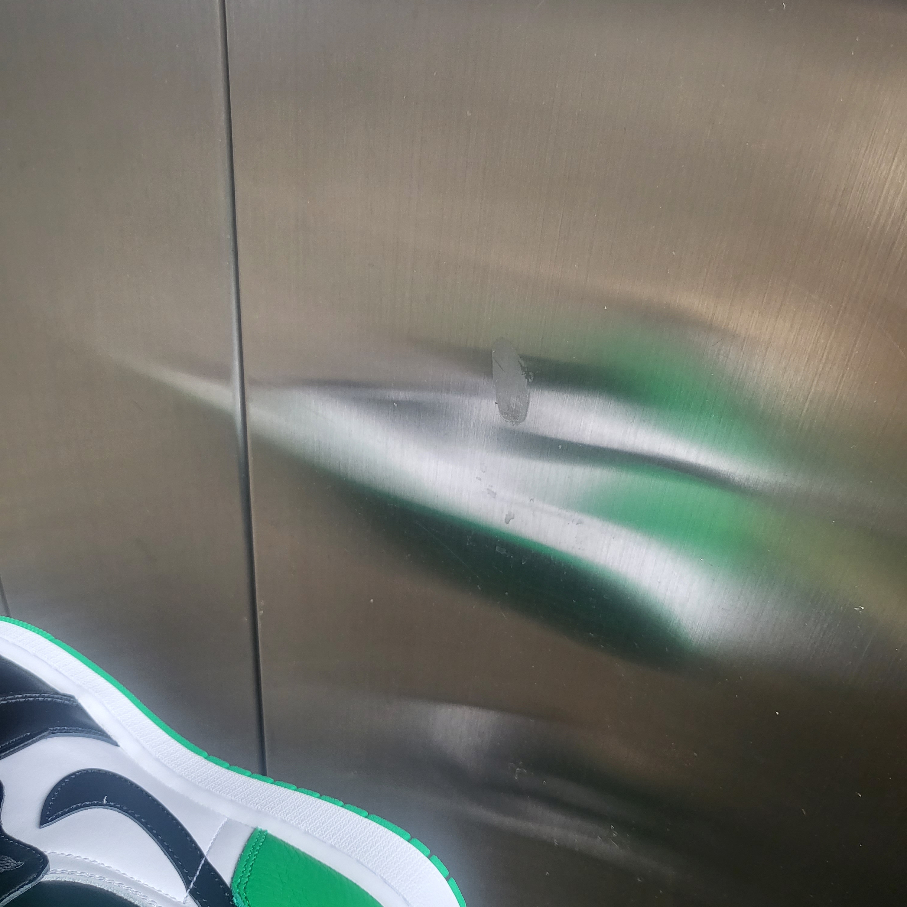 Jordan 1 Retro High OG Black and Lucky Green 착용 스타일
