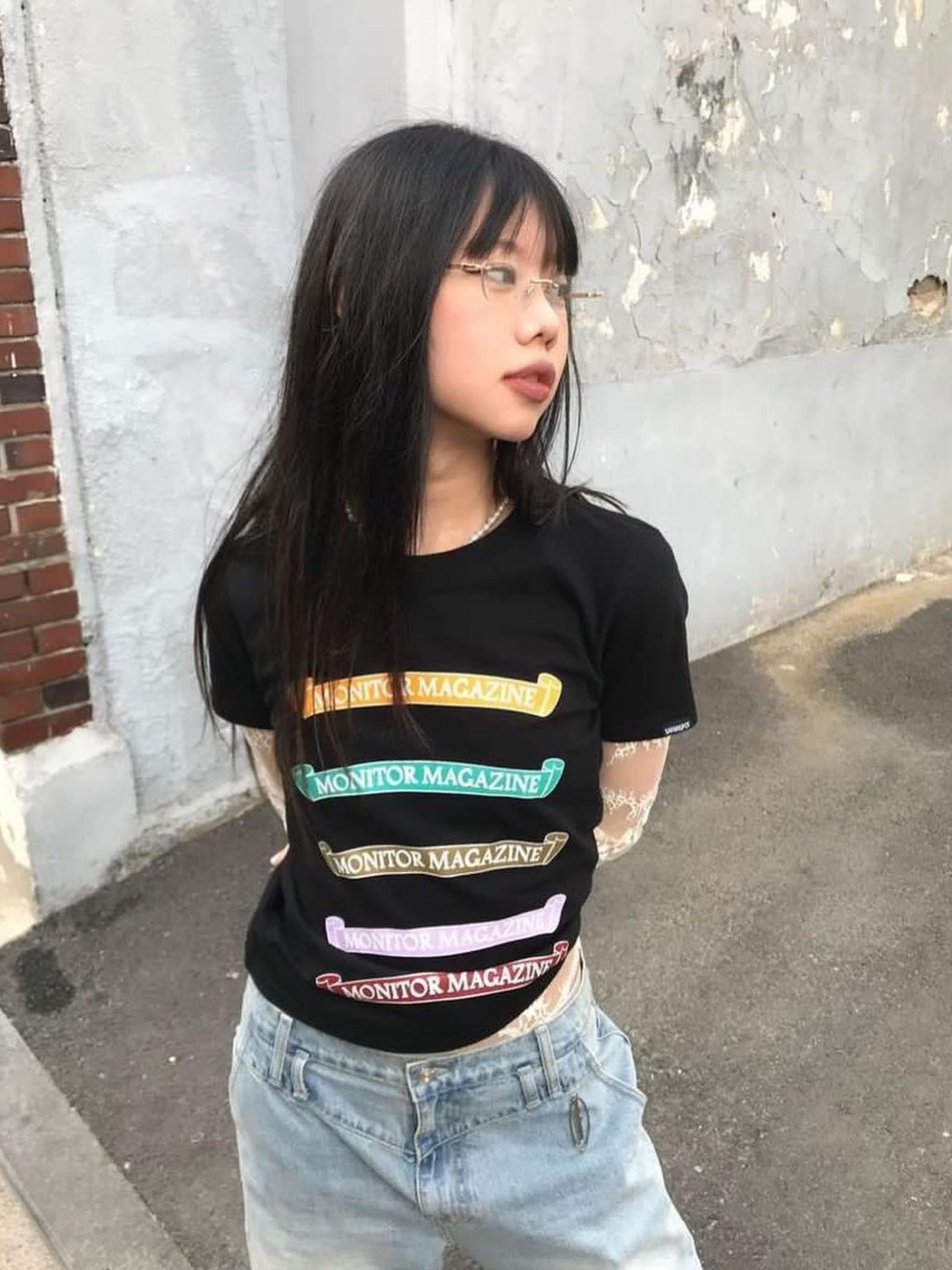 사파리스팟 우먼 1/2 플래그 매거진 티 블랙 착용 스타일 - 2