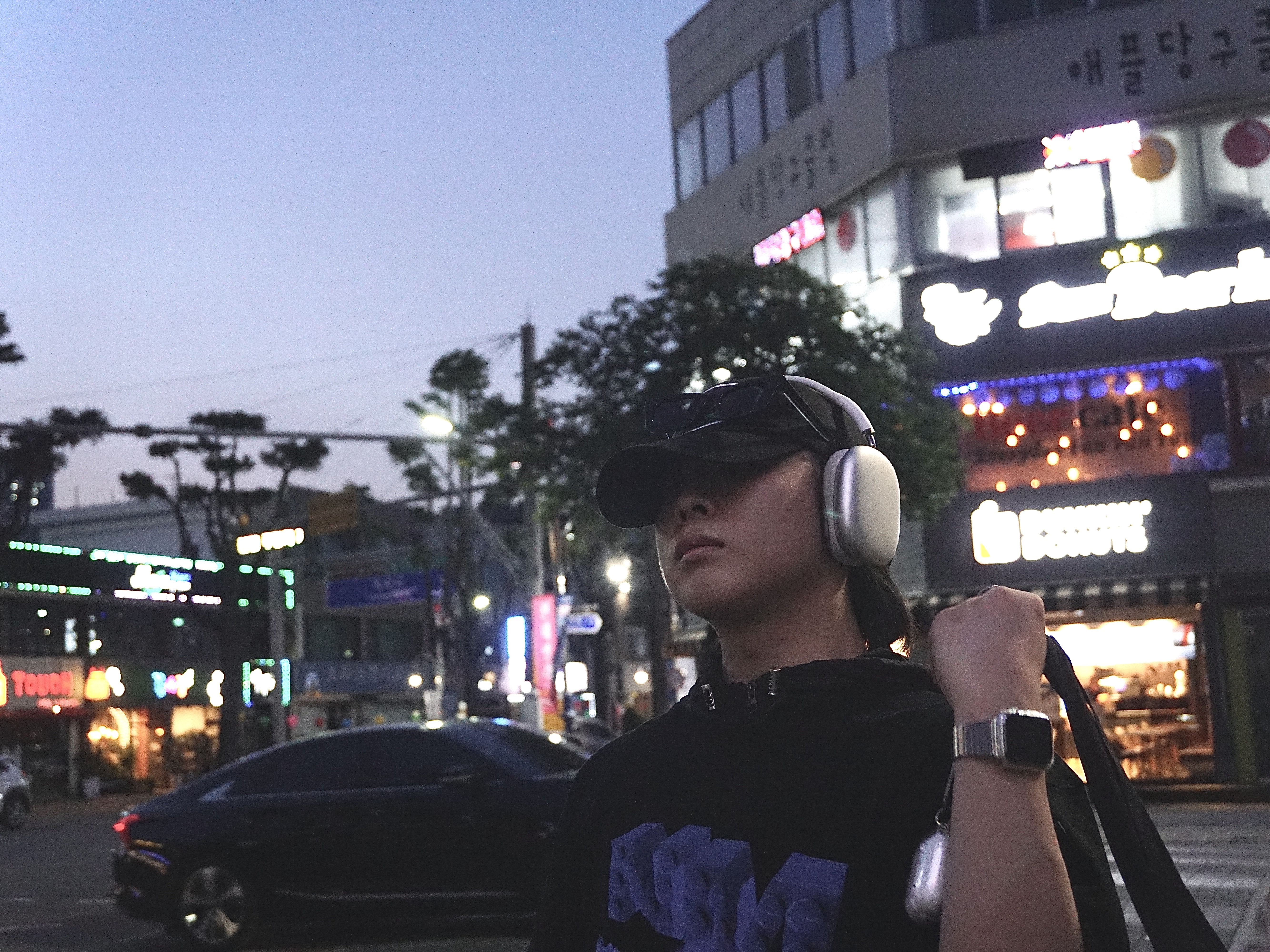 애플 에어팟 맥스 라이트닝 실버 (국내 정식 발매 제품), 스투시 8볼 키체인 블랙 착용 스타일 - 5