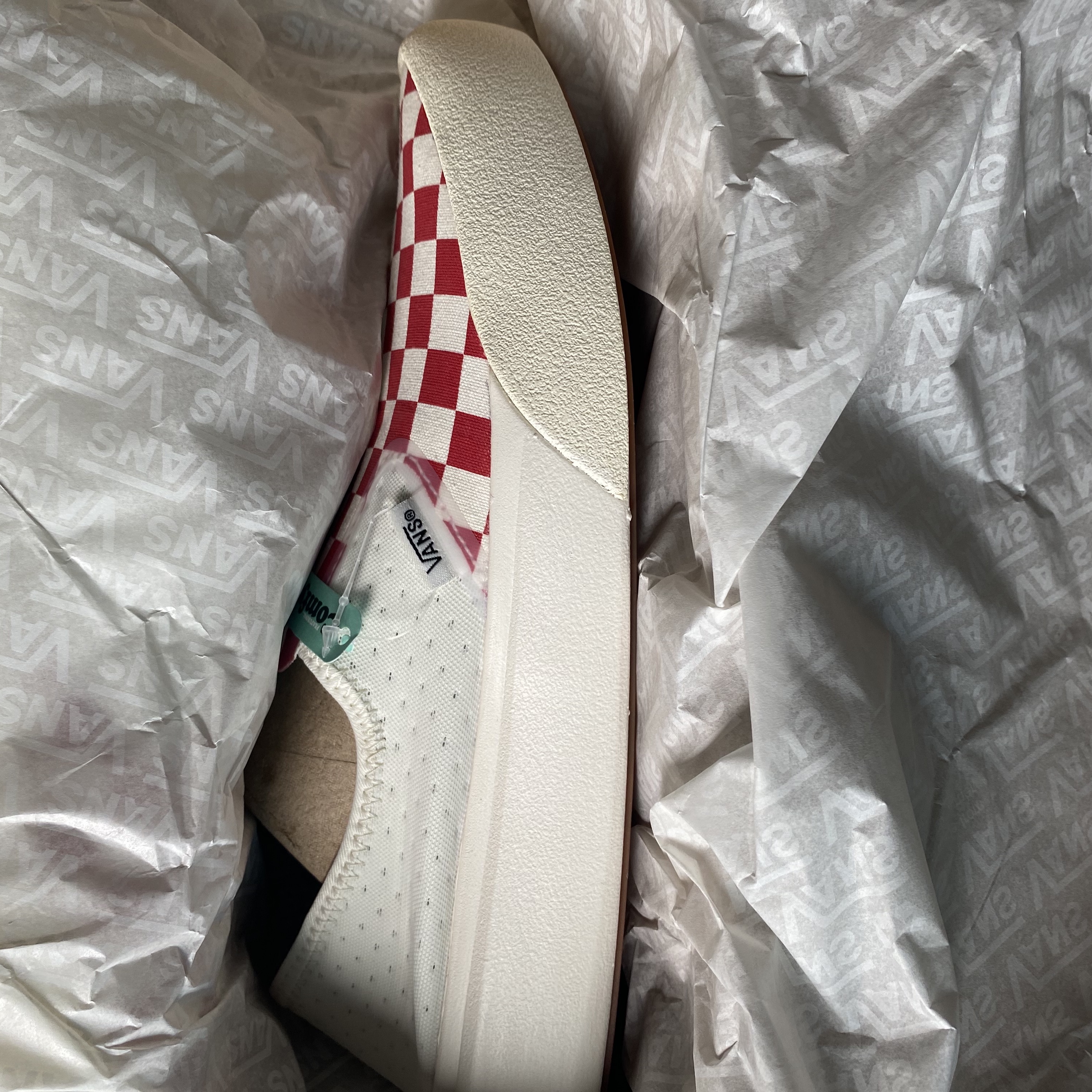 Vans ComfyCush One Checkerboard Racing Red Marshmallow 착용 스타일 - 1